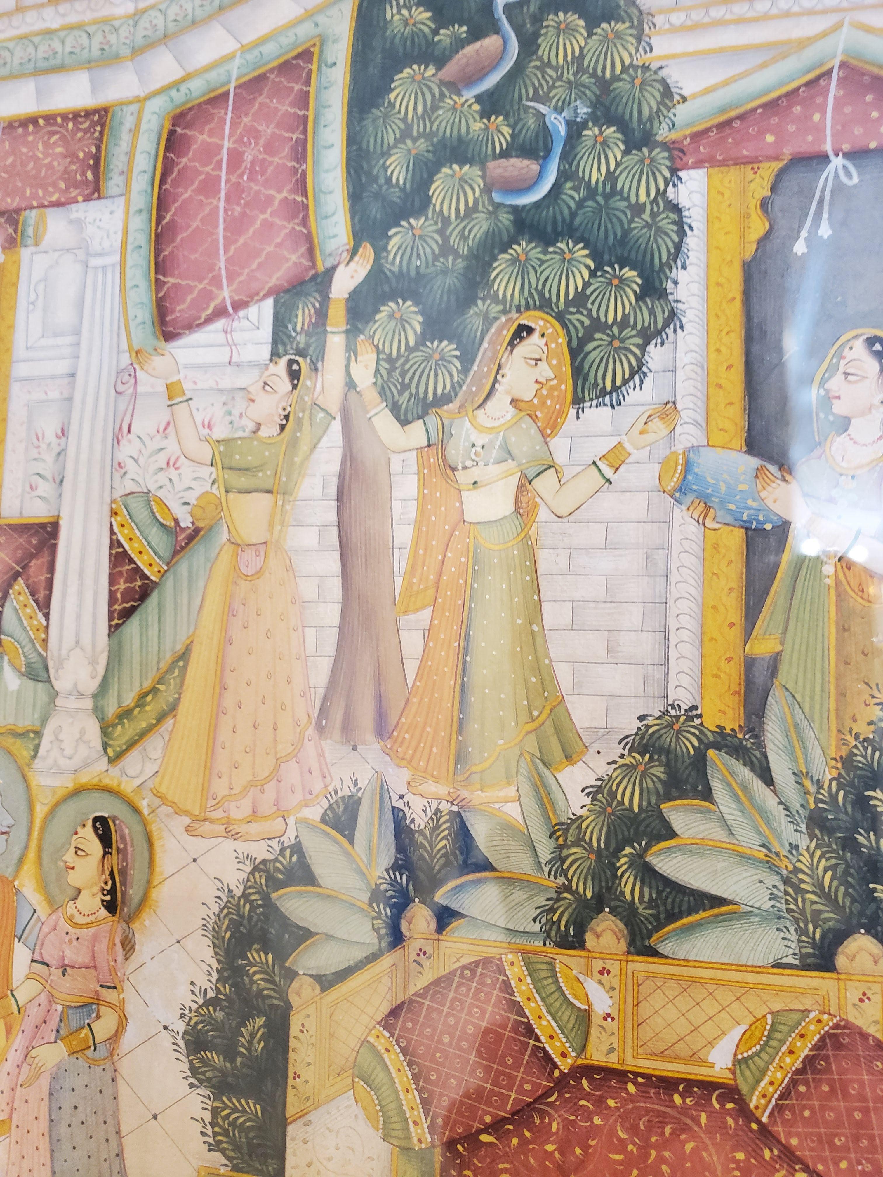 Peinture de cour indienne du XVIIIe siècle finement exécutée. Gouache rehaussée d'or sur papier. Krishna avec Radha et d'autres Gopis dans un palais. Des détails exquis. Encadré dans un passe-partout en lin de couleur havane foncé et un cadre