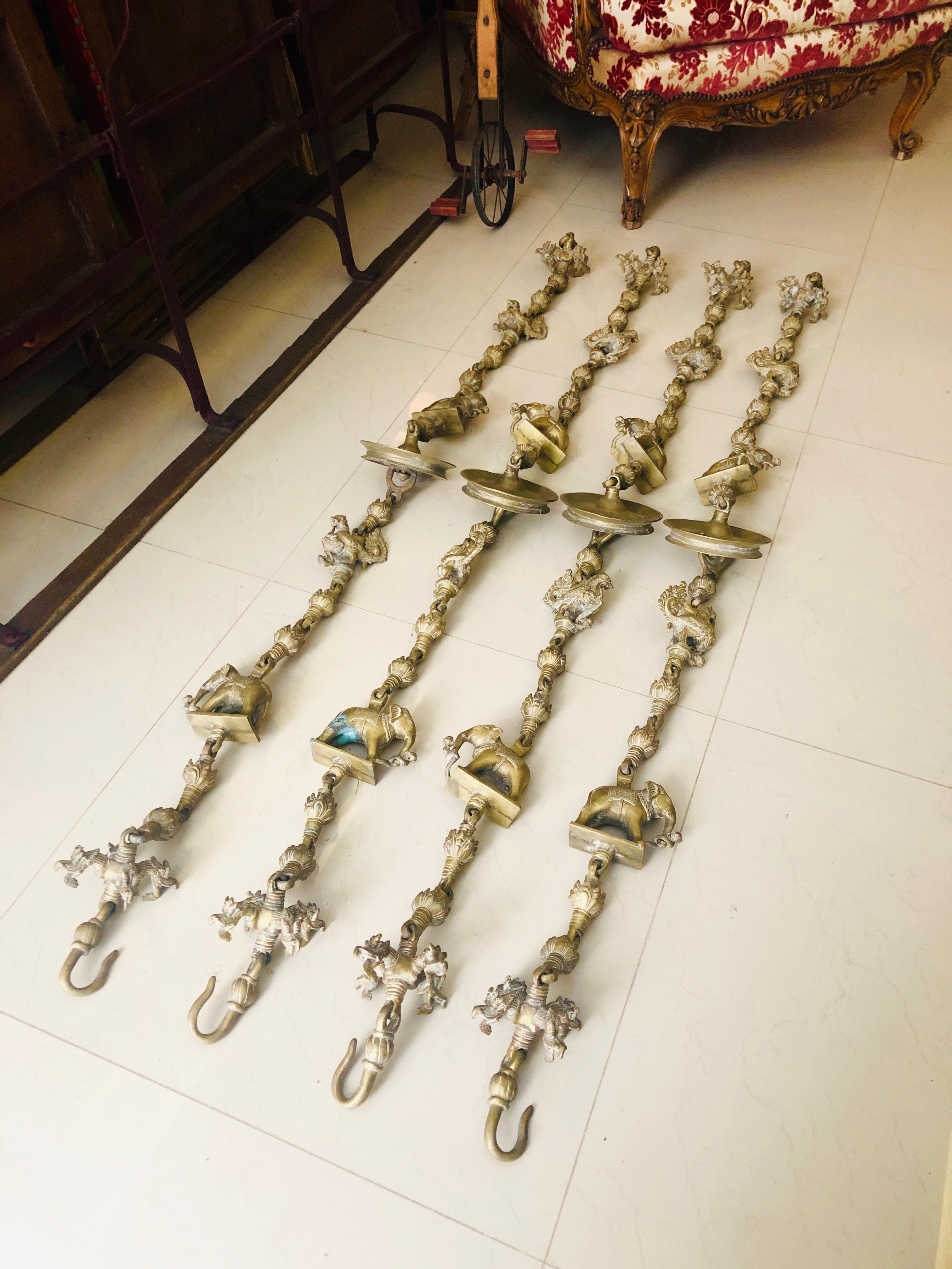 Indian swing set consisting of four handmade bronze chains decorated with elephants and birds, exotic wooden platform.
Very good condition.
India.