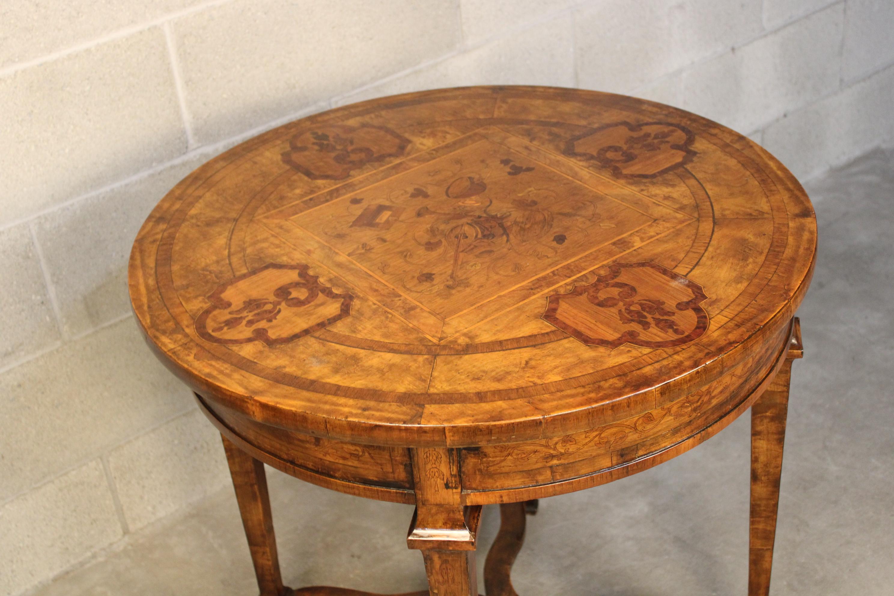 Italian 18th Century Louis XVI Marquetry round Center Table 