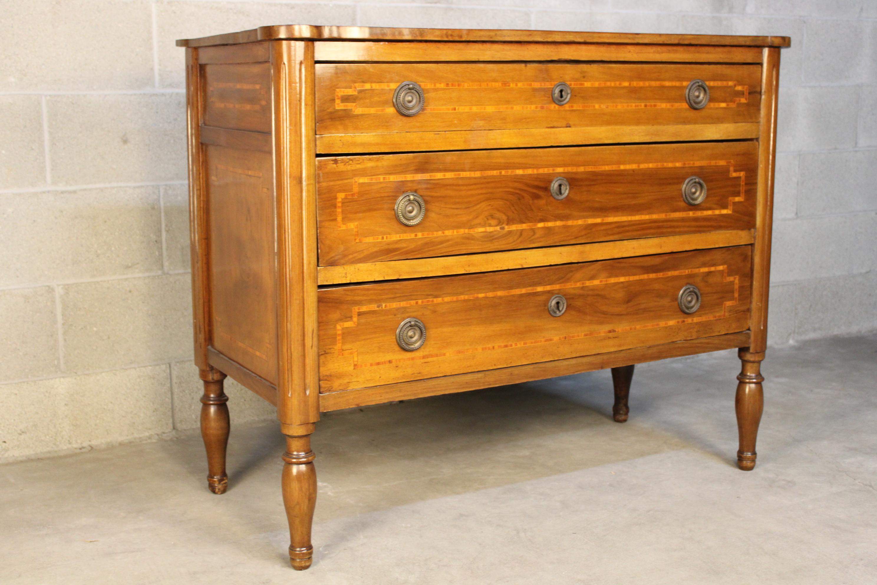 Do not miss this beautiful quality piece with a perfect price! 
Very elegant inlaid chest of drawers in walnut. original of the period of Louis XVI about 1780 France. generally in good condition. Structure is very strong and solid. No need any
