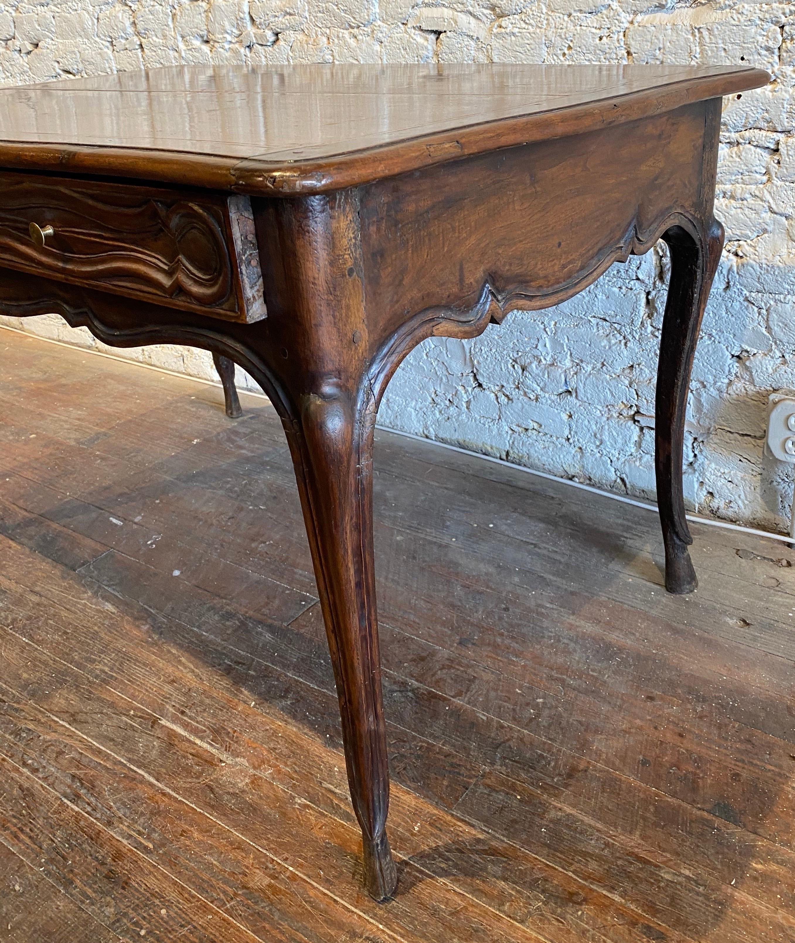 Noyer Table ou bureau à un seul tiroir en noyer marqueté du 18ème siècle avec pied de sabot français en vente