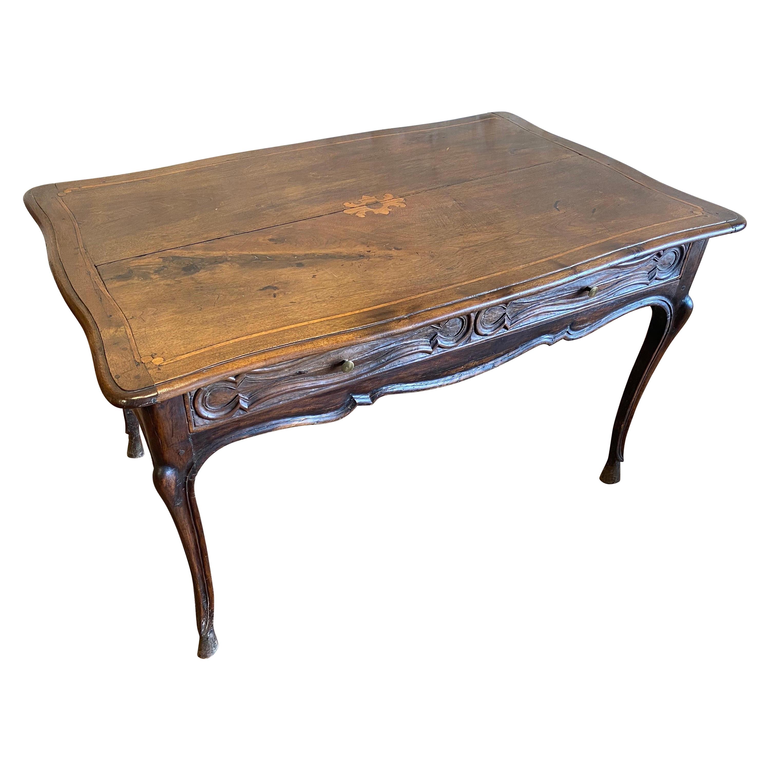 Table ou bureau à un seul tiroir en noyer marqueté du 18ème siècle avec pied de sabot français en vente