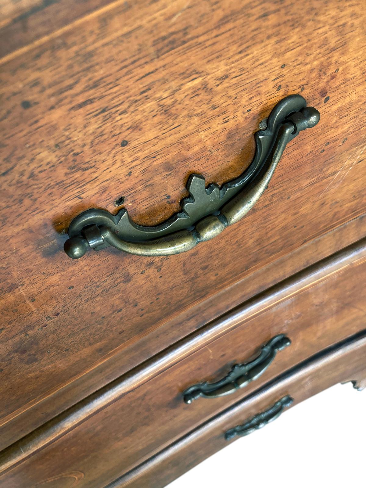 Coffre à trois tiroirs en noyer italien marqueté du XVIIIe siècle / tiroirs doublés en vente 3