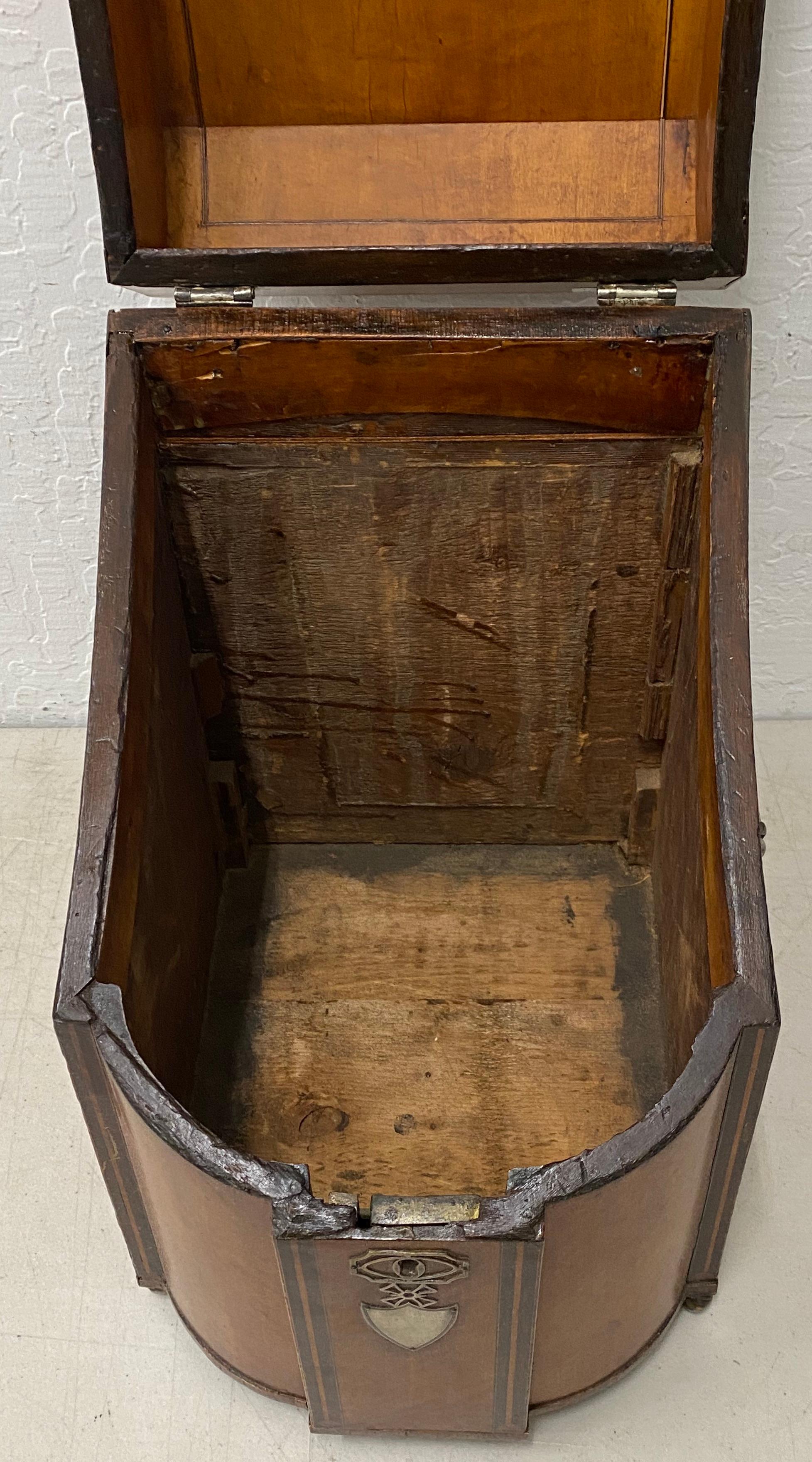 Noyer Boîte à couteaux en marqueterie du 18e siècle avec quincaillerie en étain en vente