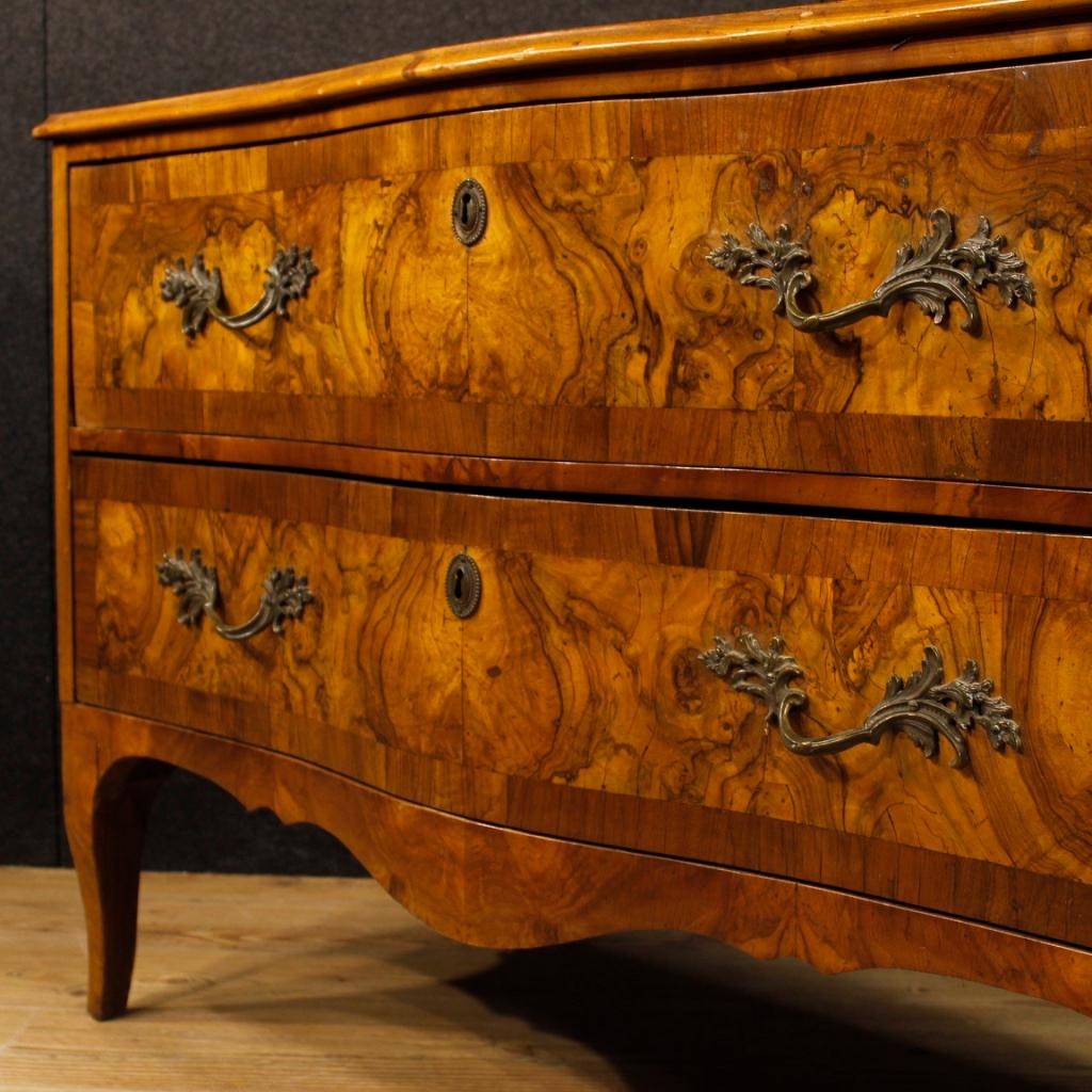 Antique Venetian chest of drawers from the Louis XV era. Furniture inlaid in walnut, burl, maple and ebonized oval of great pleasure. Dresser with two drawers of excellent capacity and complete service with original locks but no keys. During the