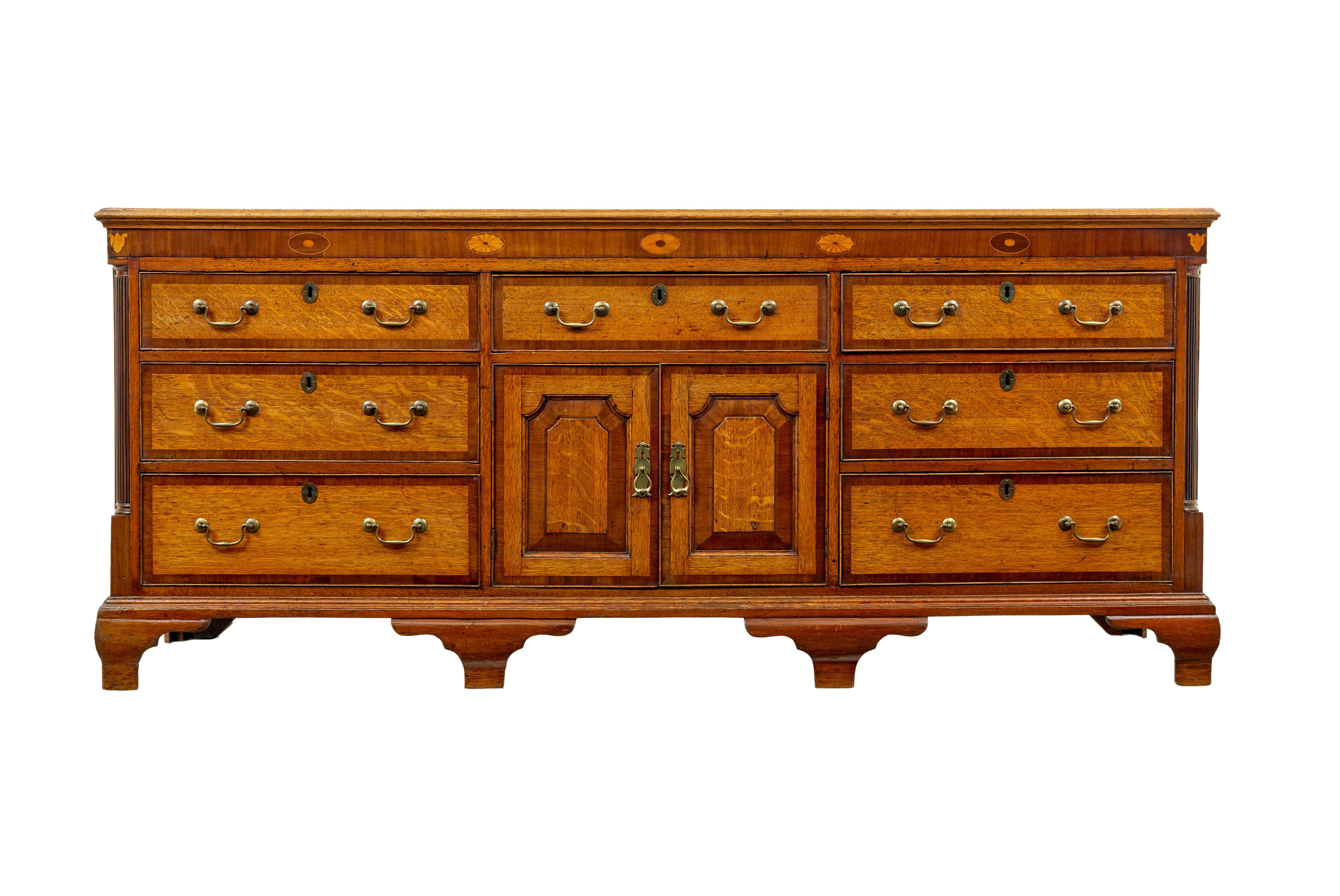 Base per comò del lancashire in quercia intarsiata del XVIII secolo, circa 1760.

Siamo lieti di offrire questa bellissima base per comò d'epoca georgiana proveniente dal Lancashire, in Inghilterra.

Piano a 2 assi con bordo a bande incrociate e