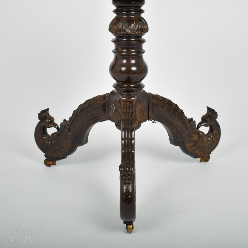 Runder Sockeltisch mit Intarsien und Klappplatte aus dem 18. Jahrhundert (Spätes 18. Jahrhundert) im Angebot