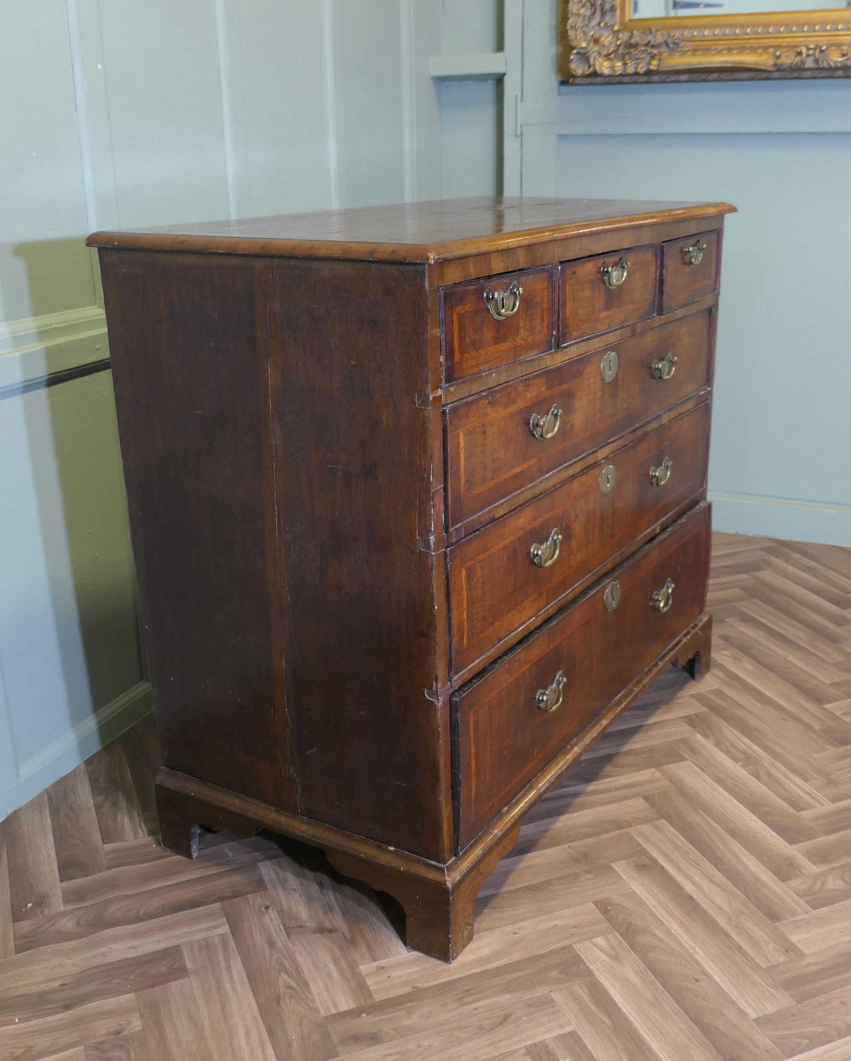 Kommode aus Nussbaum und Satinholz mit Intarsien aus dem 18. (Georgian) im Angebot