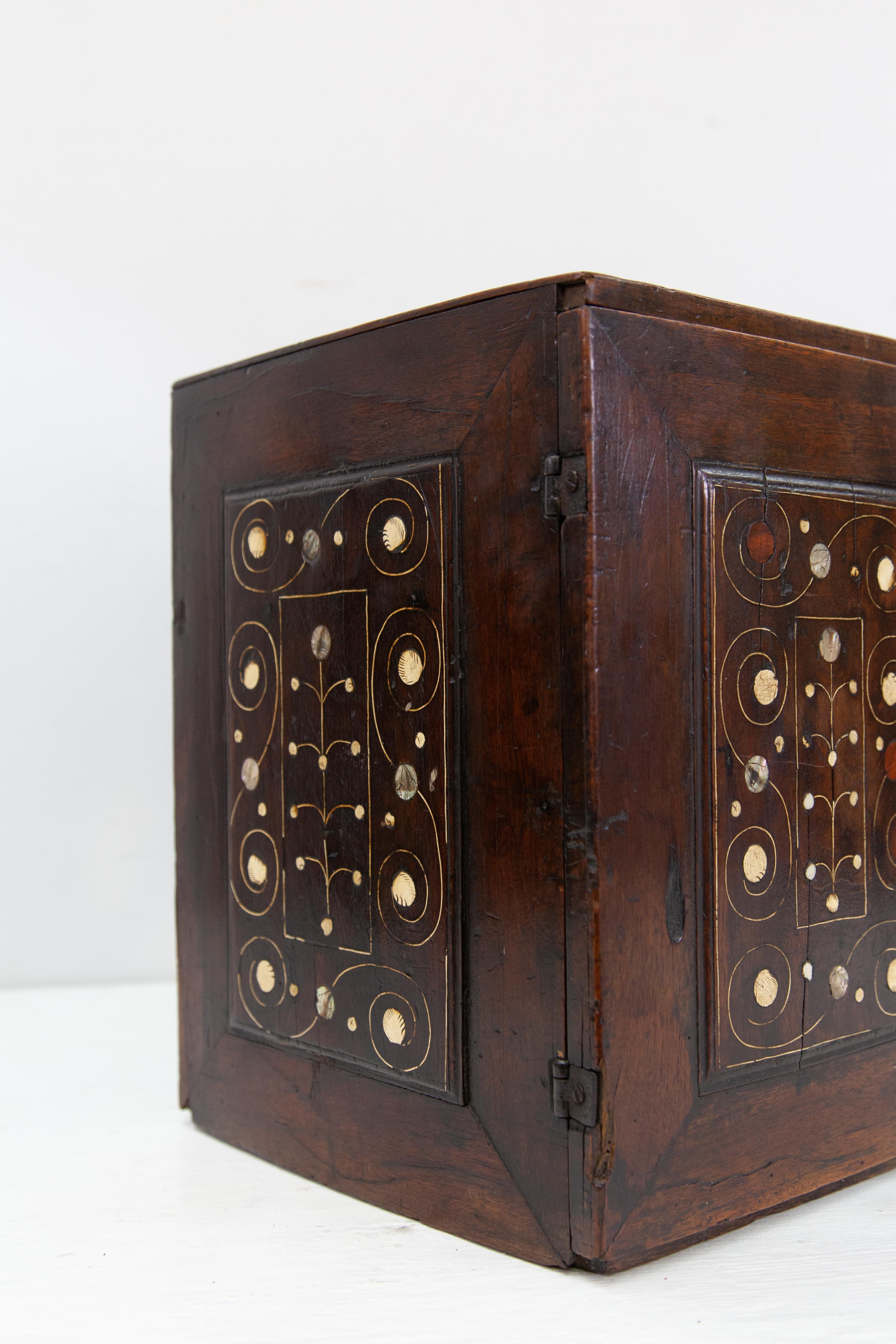 18th Century Inlaid Walnut Fitted Cabinet For Sale 1