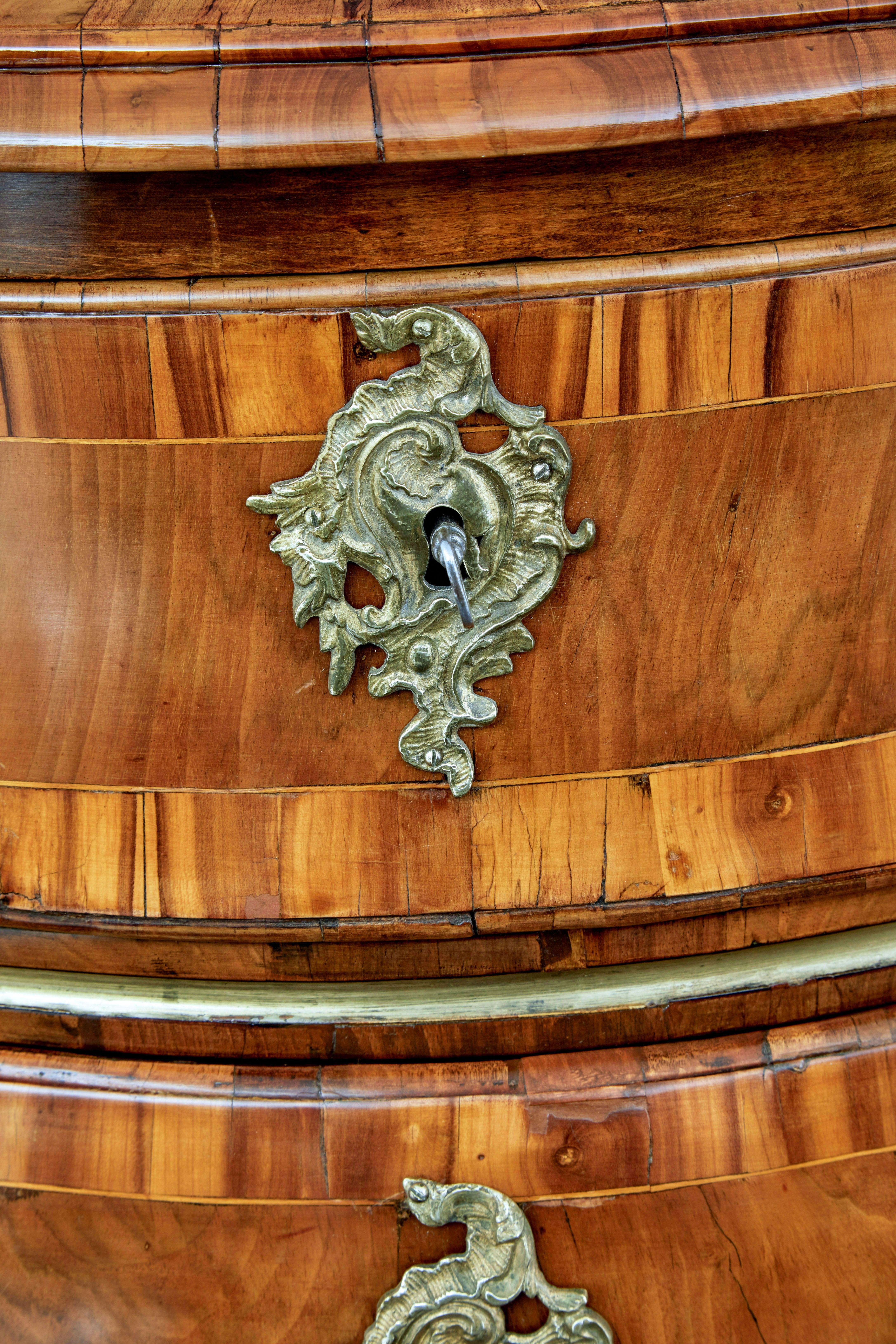 Cassettone rococò in noce intarsiato del XVIII secolo in vendita 3