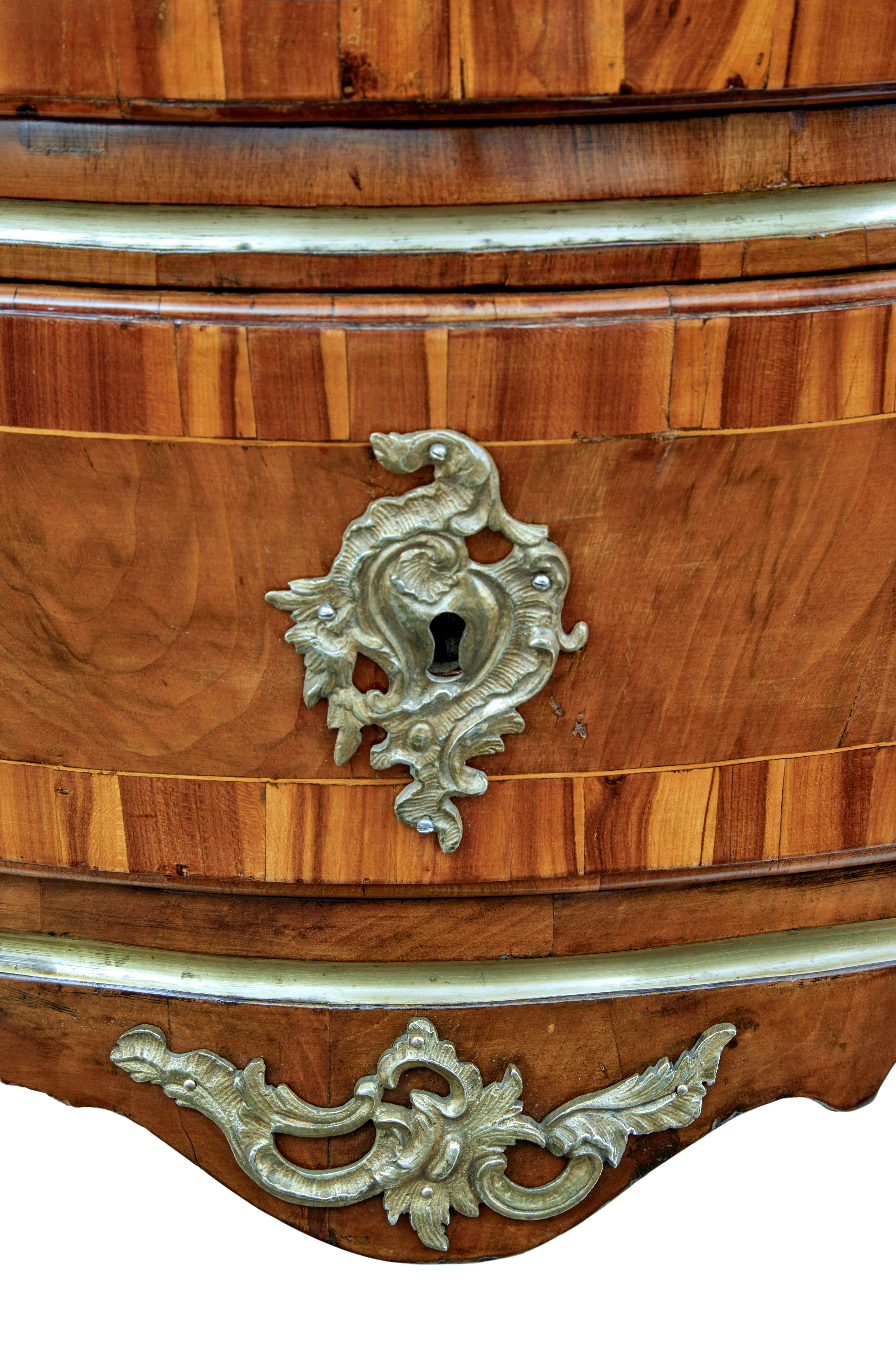 Cassettone rococò in noce intarsiato del XVIII secolo in vendita 4