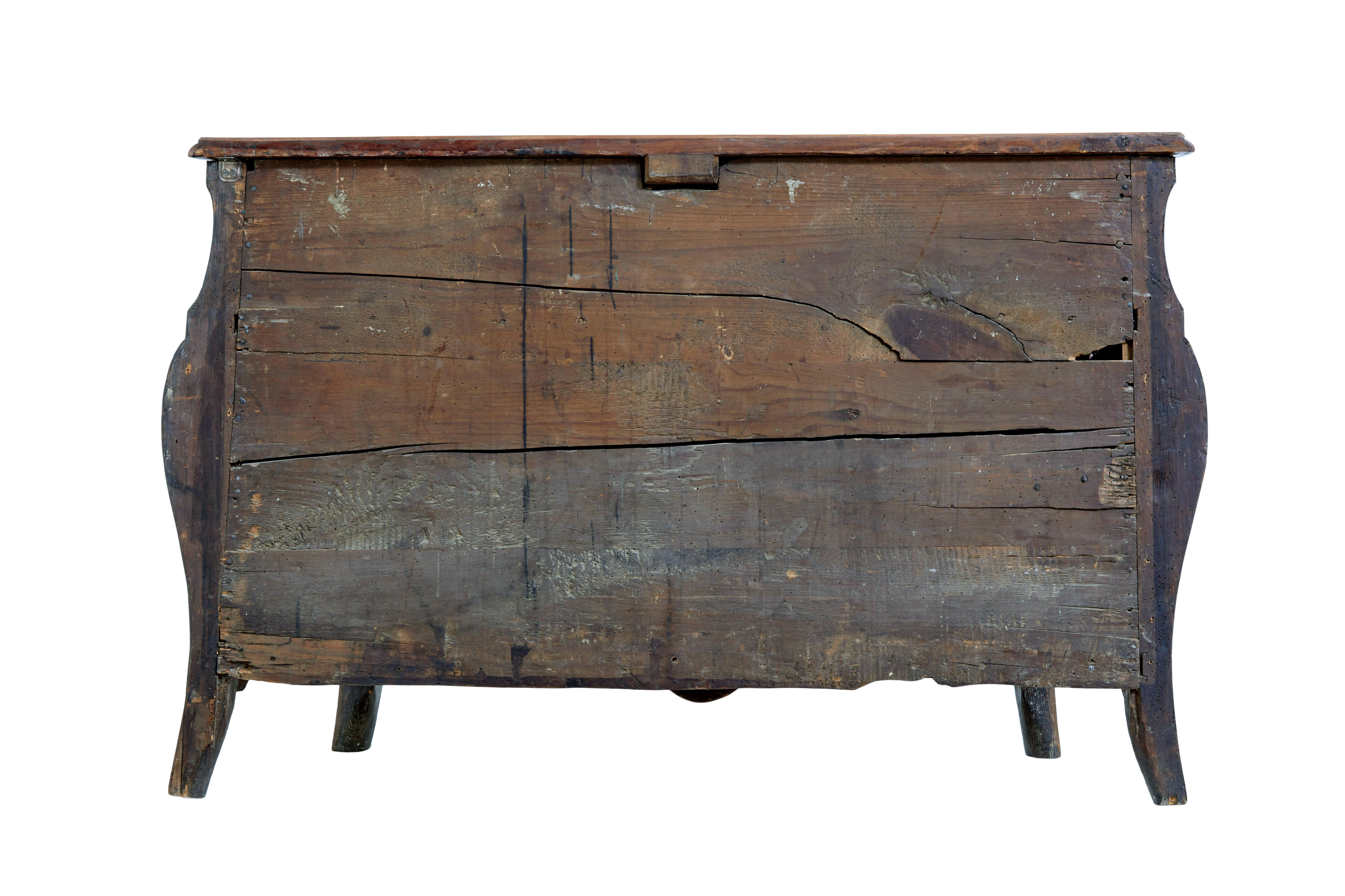 Svedese Cassettone rococò in noce intarsiato del XVIII secolo in vendita