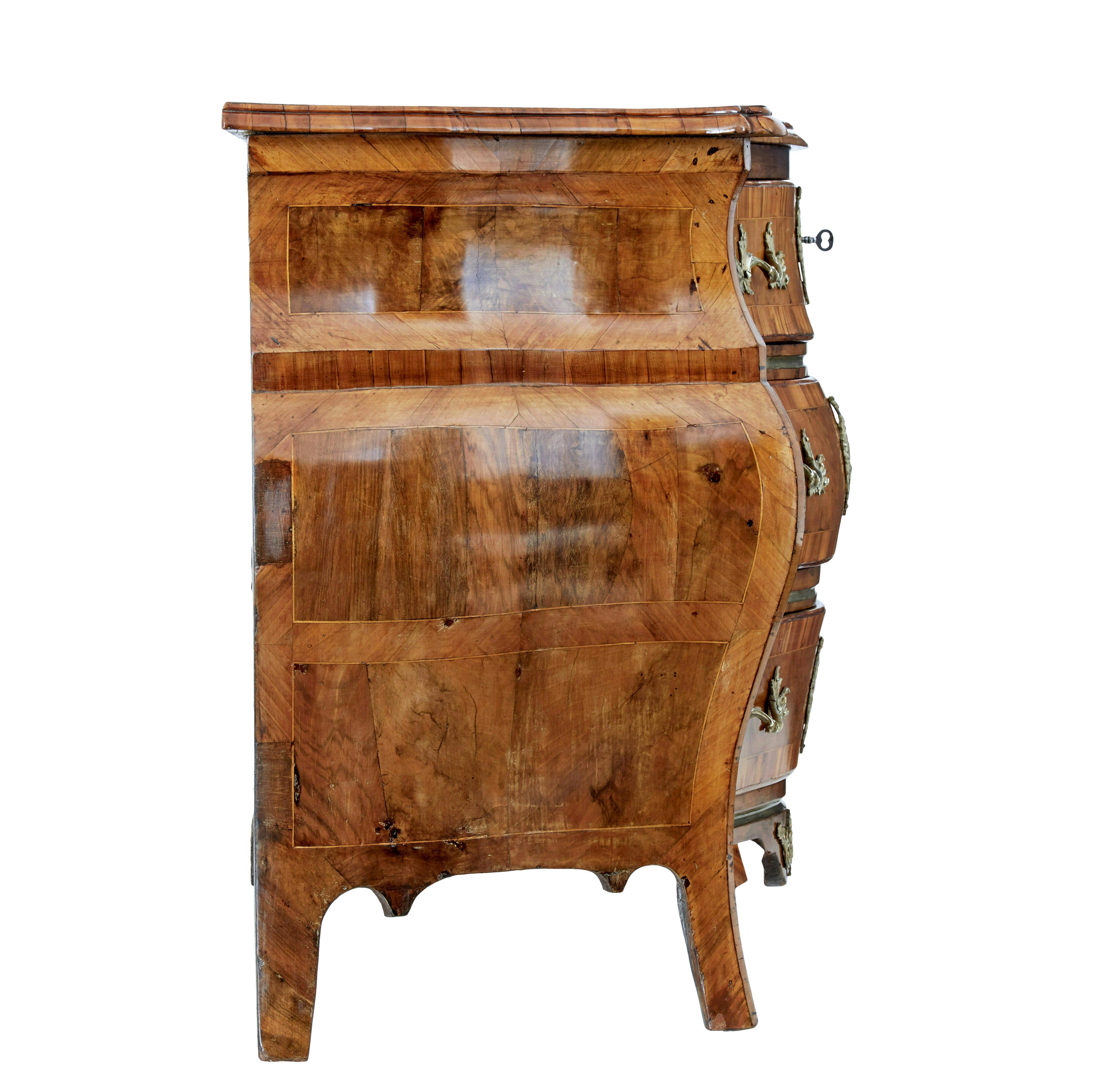 Intagliato a mano Cassettone rococò in noce intarsiato del XVIII secolo in vendita