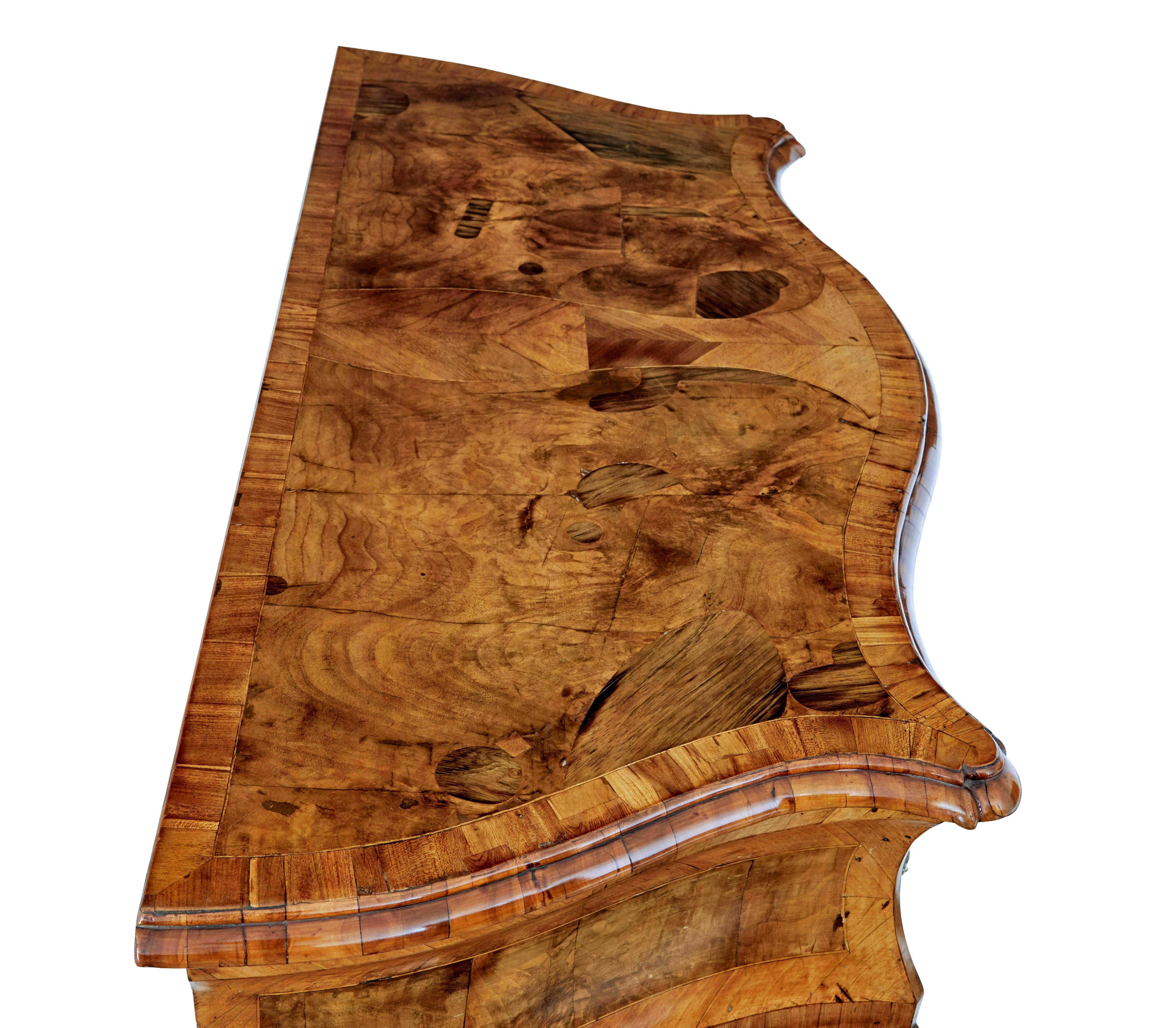 Cassettone rococò in noce intarsiato del XVIII secolo In condizioni buone in vendita a Debenham, Suffolk