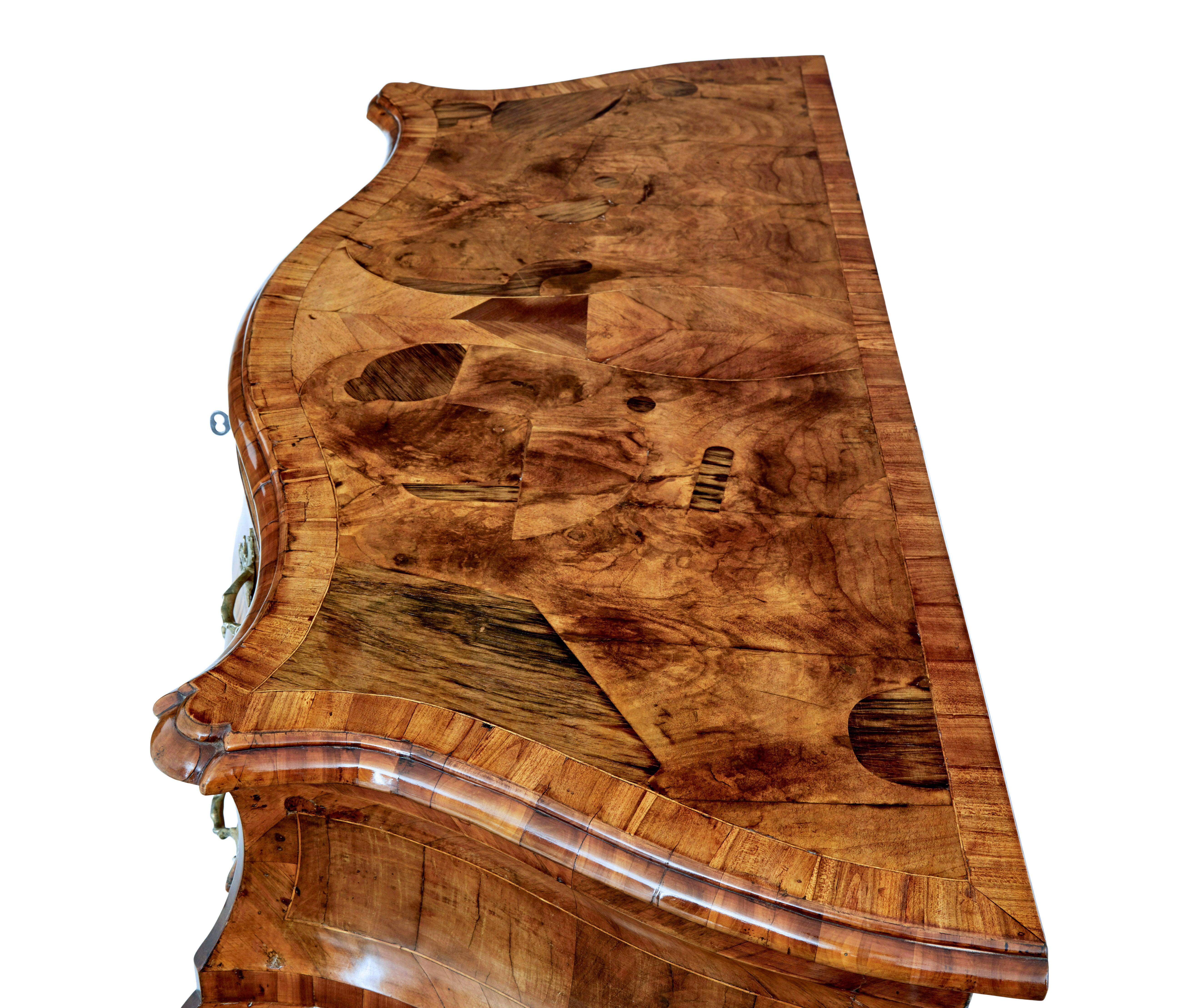 Similoro Cassettone rococò in noce intarsiato del XVIII secolo in vendita