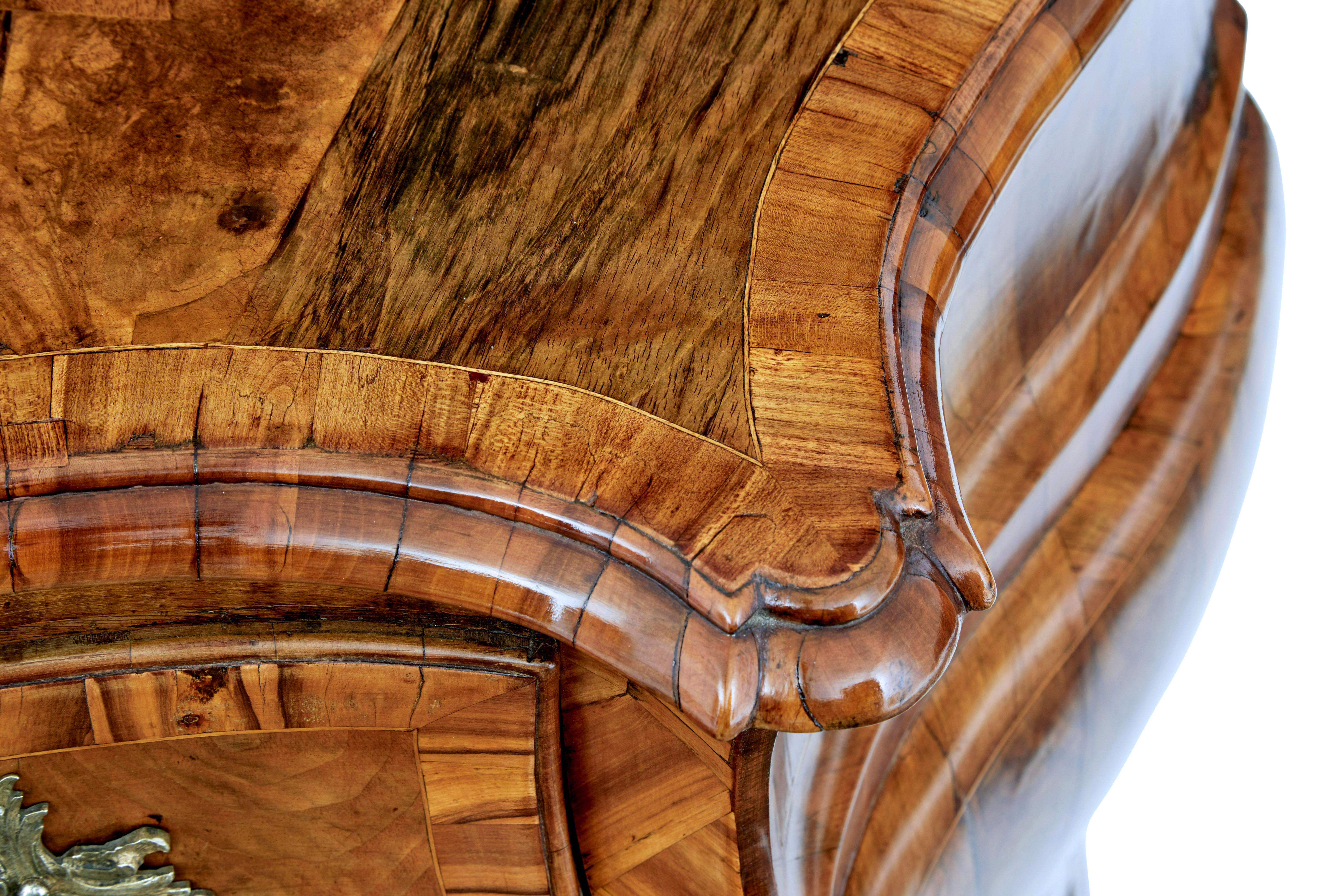 Cassettone rococò in noce intarsiato del XVIII secolo in vendita 1