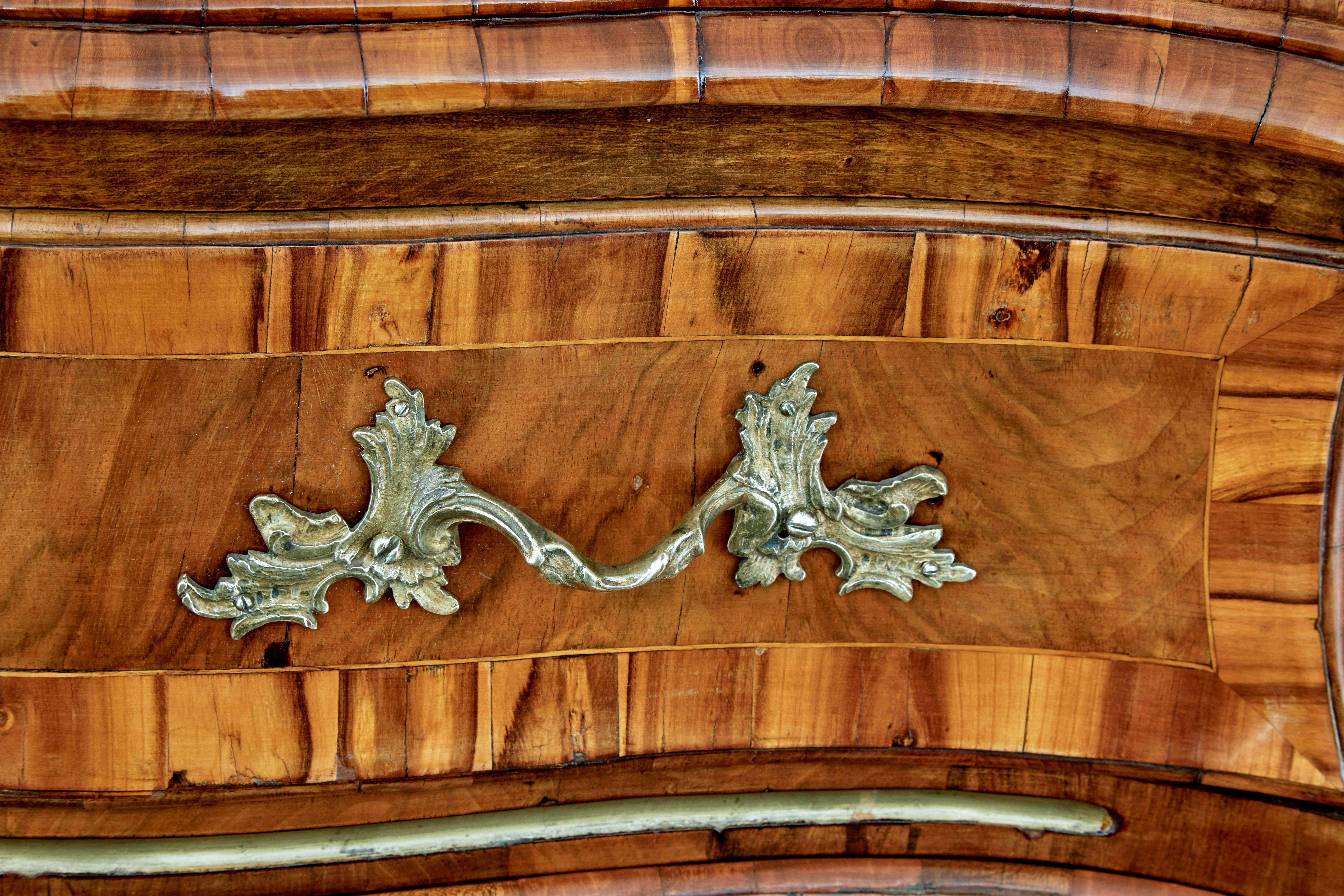 Cassettone rococò in noce intarsiato del XVIII secolo in vendita 2