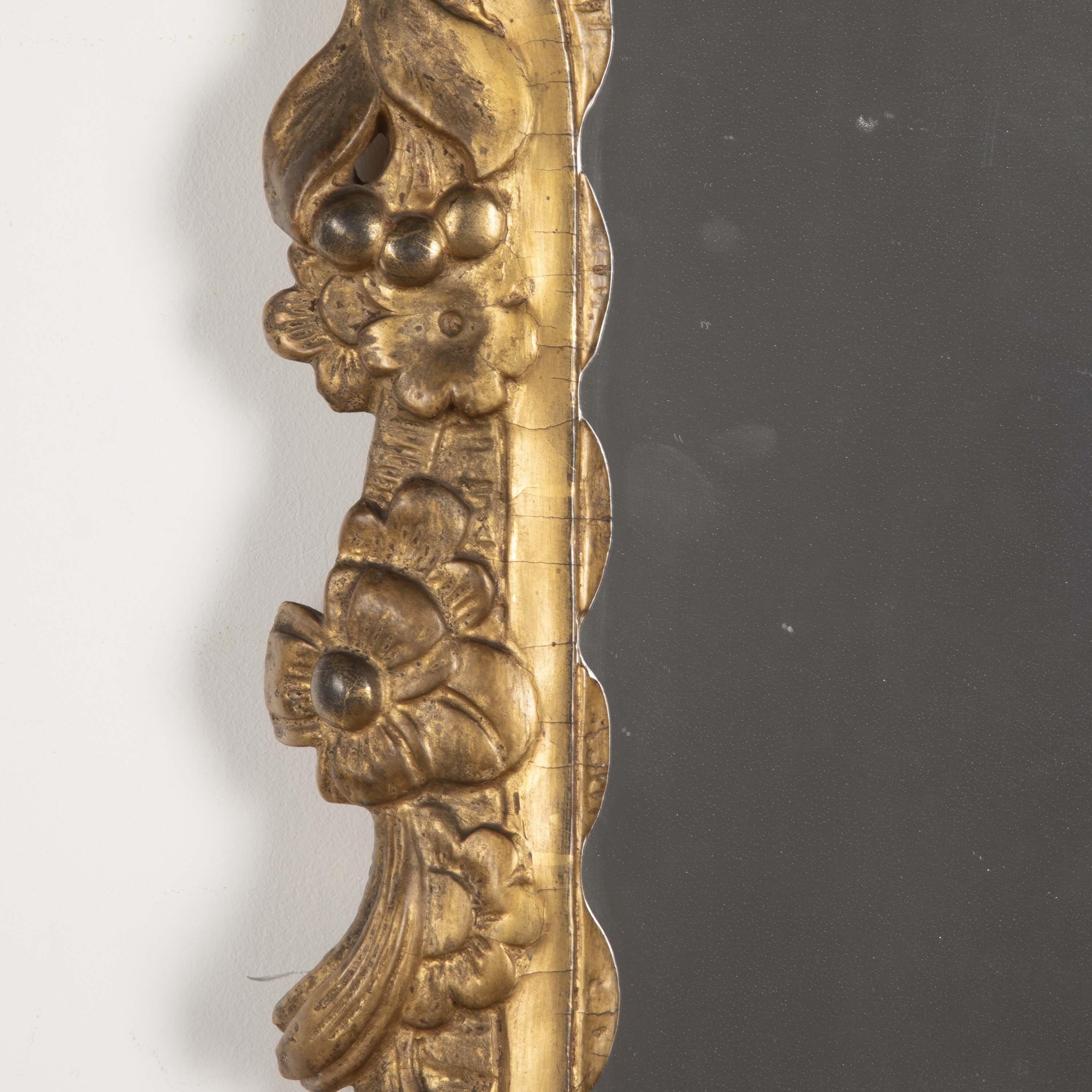 Irischer geschnitzter Giltwood-Spiegel aus dem 18. (Mitte 17. Jahrhundert) im Angebot