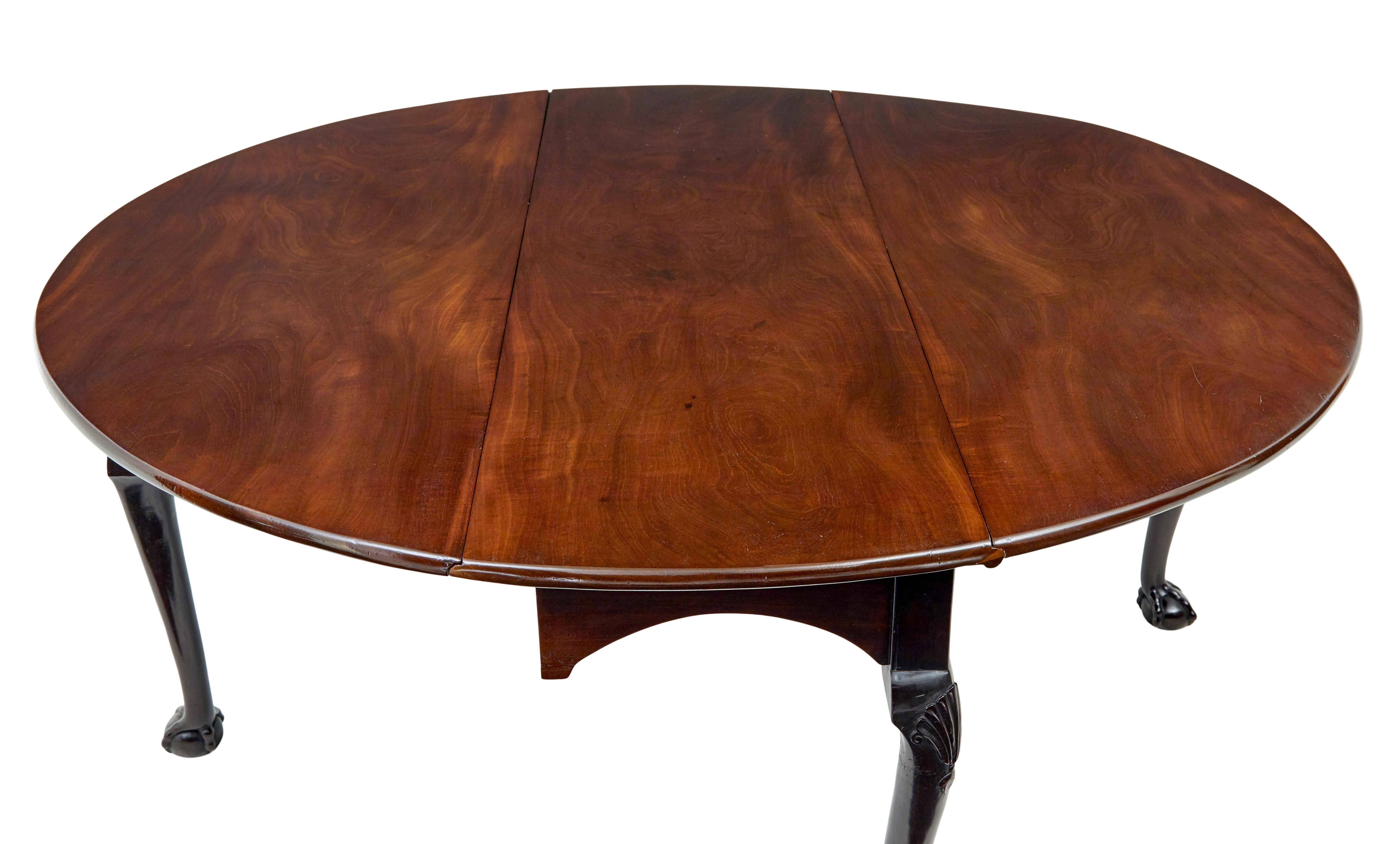 Table de salle à manger irlandaise du XVIIIe siècle en acajou à feuilles tombantes, vers 1770.

Nous avons le plaisir de vous proposer cette superbe table irlandaise aux proportions généreuses.

Conservant sa couleur et sa patine, un pied de chaque