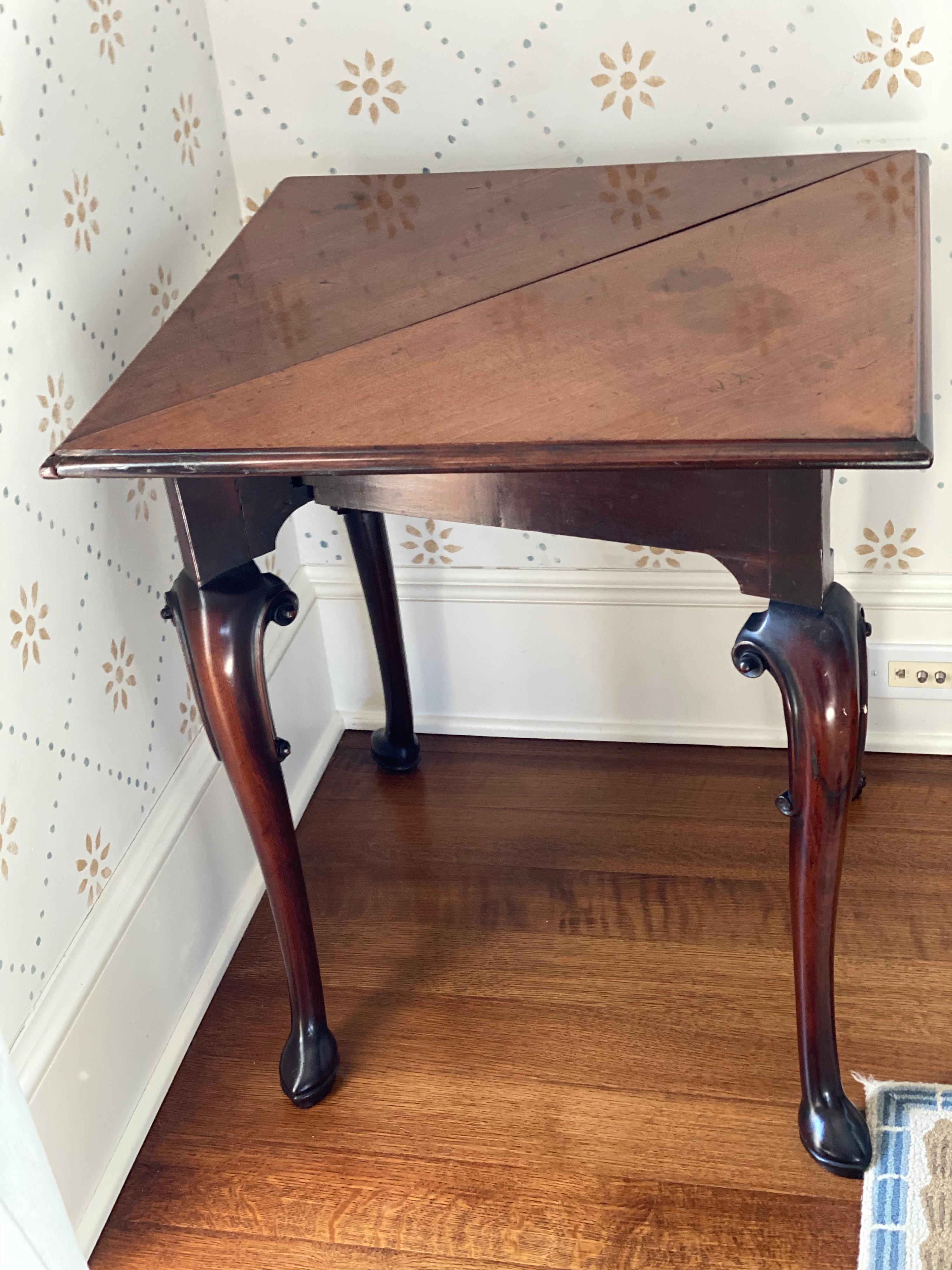 18th century Irish George II mahogany corner drop-leaf table,
circa 1750.
The triangular top with a triangular hinged leaf supported on cabriole legs with C-scrolled brackets and ending in pointed pad feet.
Measures: Depth open 34