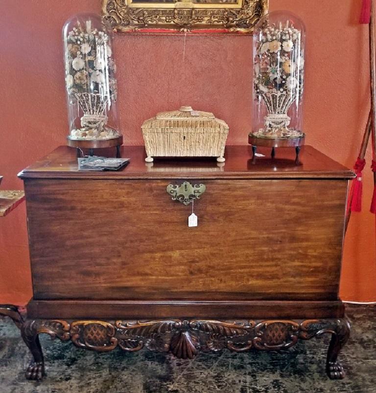 irlandais 18C Irish George II Mahogany Silver Chest on Exceptional Carved Stand (Coffre à argent de George II en acajou sur un exceptionnel stand sculpté) en vente