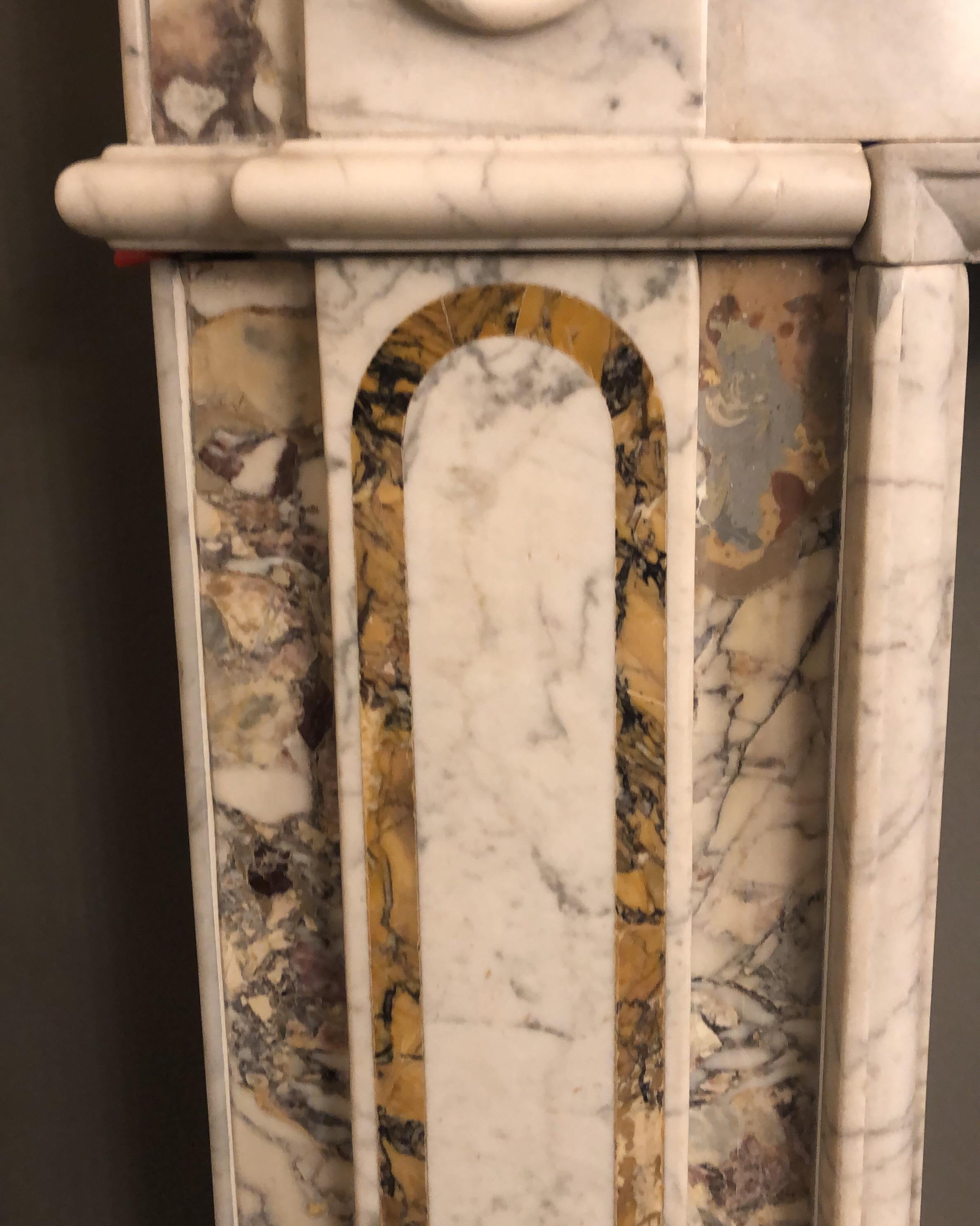 Marbre de Carrare Manteau de cheminée irlandais du XVIIIe siècle en marbre géorgien en vente