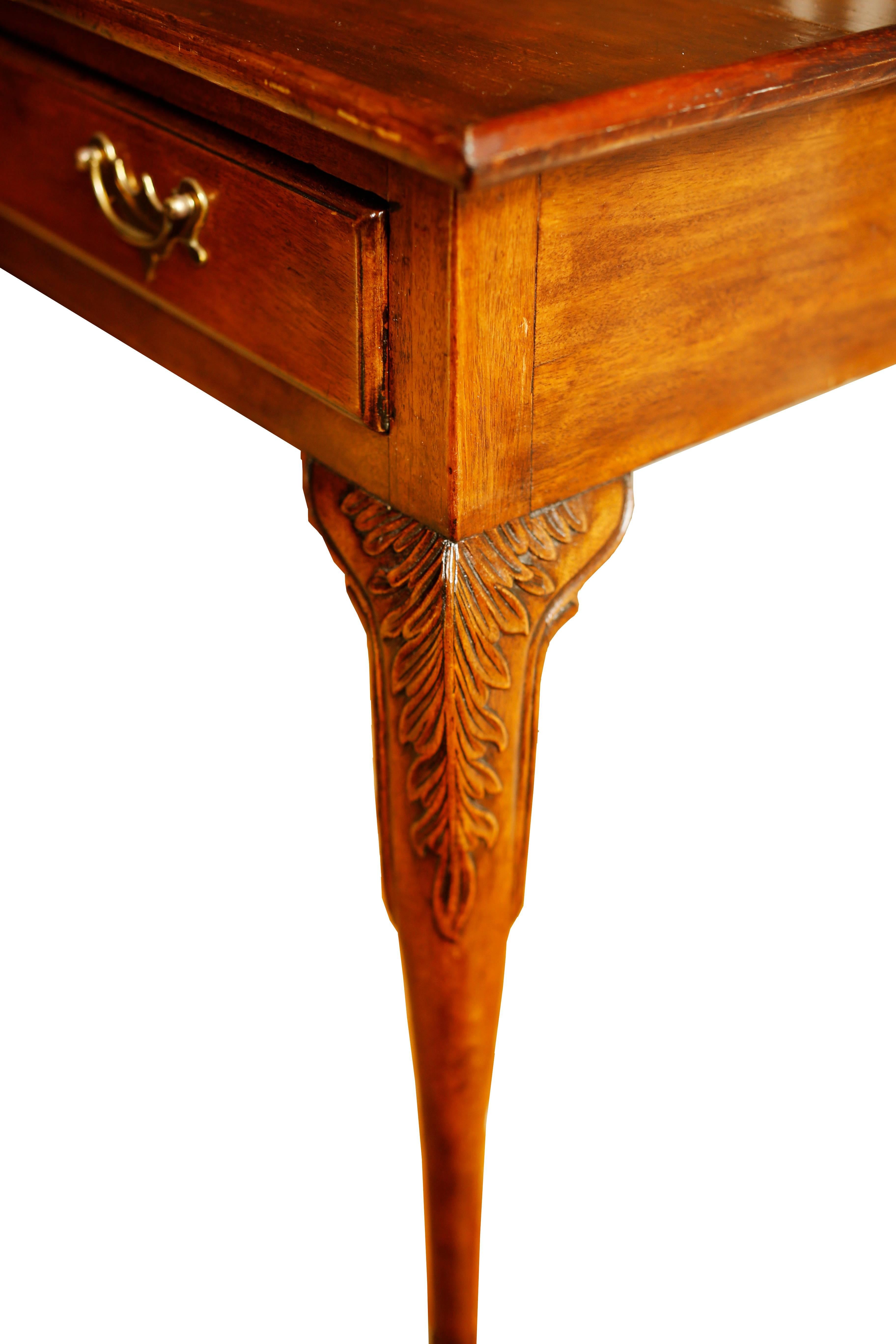 Gorgeous mahogany George II mahogany tea or silver table with tray top and frieze drawer. The slender elegant cabriole legs bear acanthus knee carving and terminate in delicate trifid feet, Ireland, circa 1760.