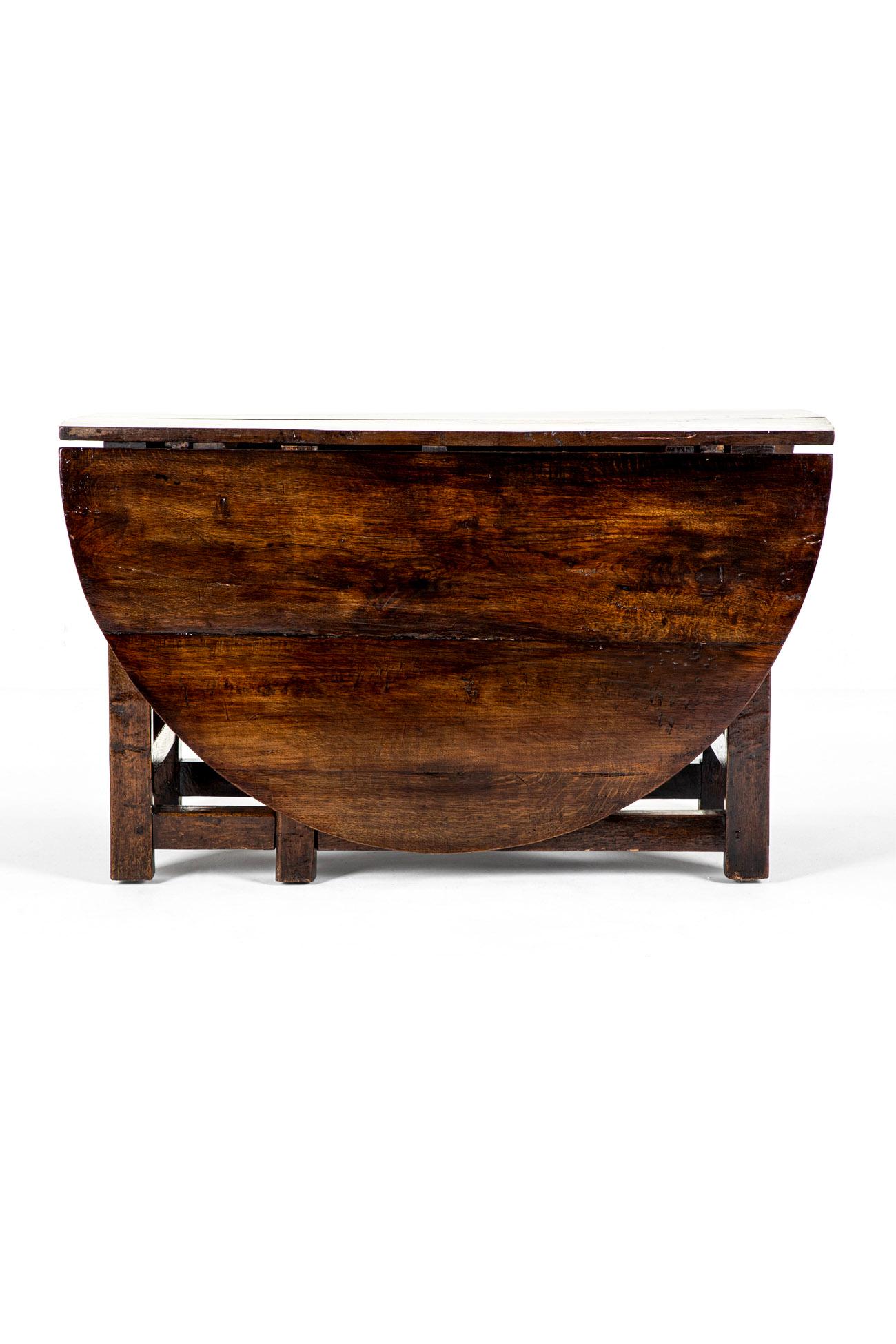 Une fabuleuse table de chasse en chêne du 18e siècle.

Le généreux plateau ovale, une fois ouvert, est soutenu par de solides pieds en bloc qui soutiennent les deux côtés des feuilles de la table. Les deux côtés peuvent être soutenus, ce qui en fait