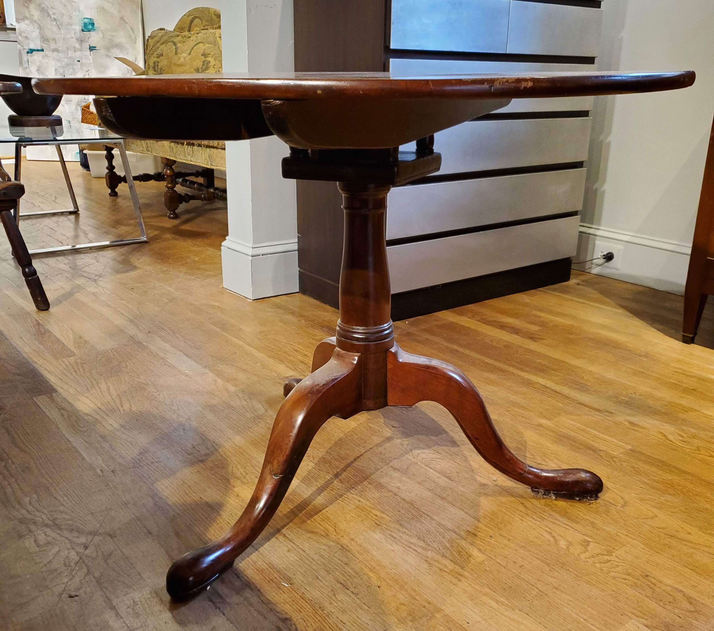This 18th century Irish tilt-top tripod tea table is simply lovely. Made of darkly patinated Cuban mahogany with boxwood stringing and sycamore and satinwood inlaid floral decoration. Slipper feet, turned column and birdcage swivel mechanism makes