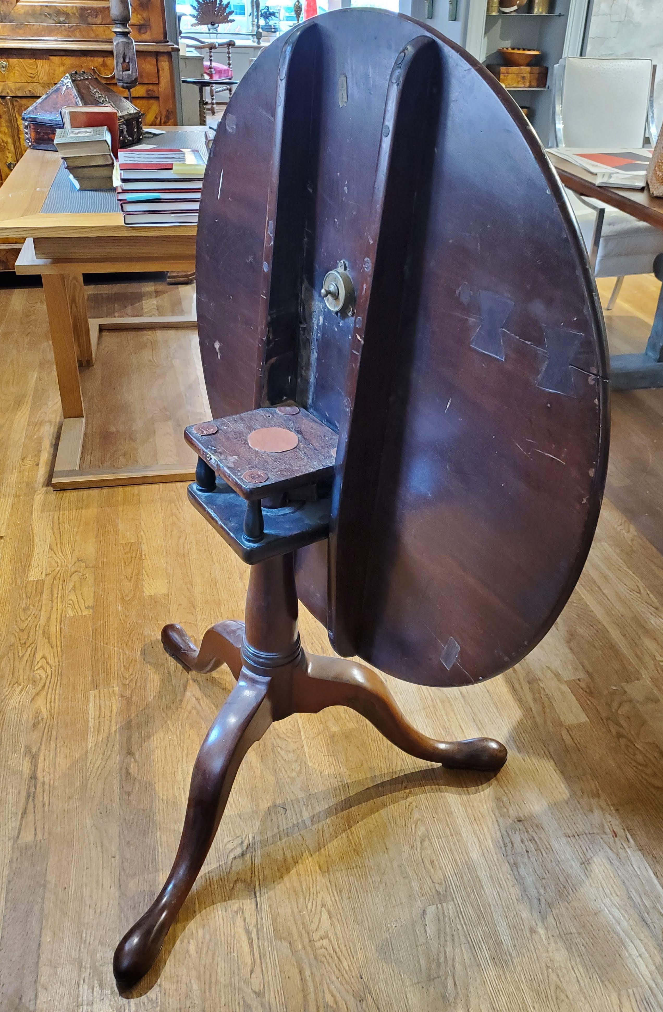 18th Century Irish Mahogany and Boxwood Tilt-Top Tripod Tea Table In Good Condition In Middleburg, VA