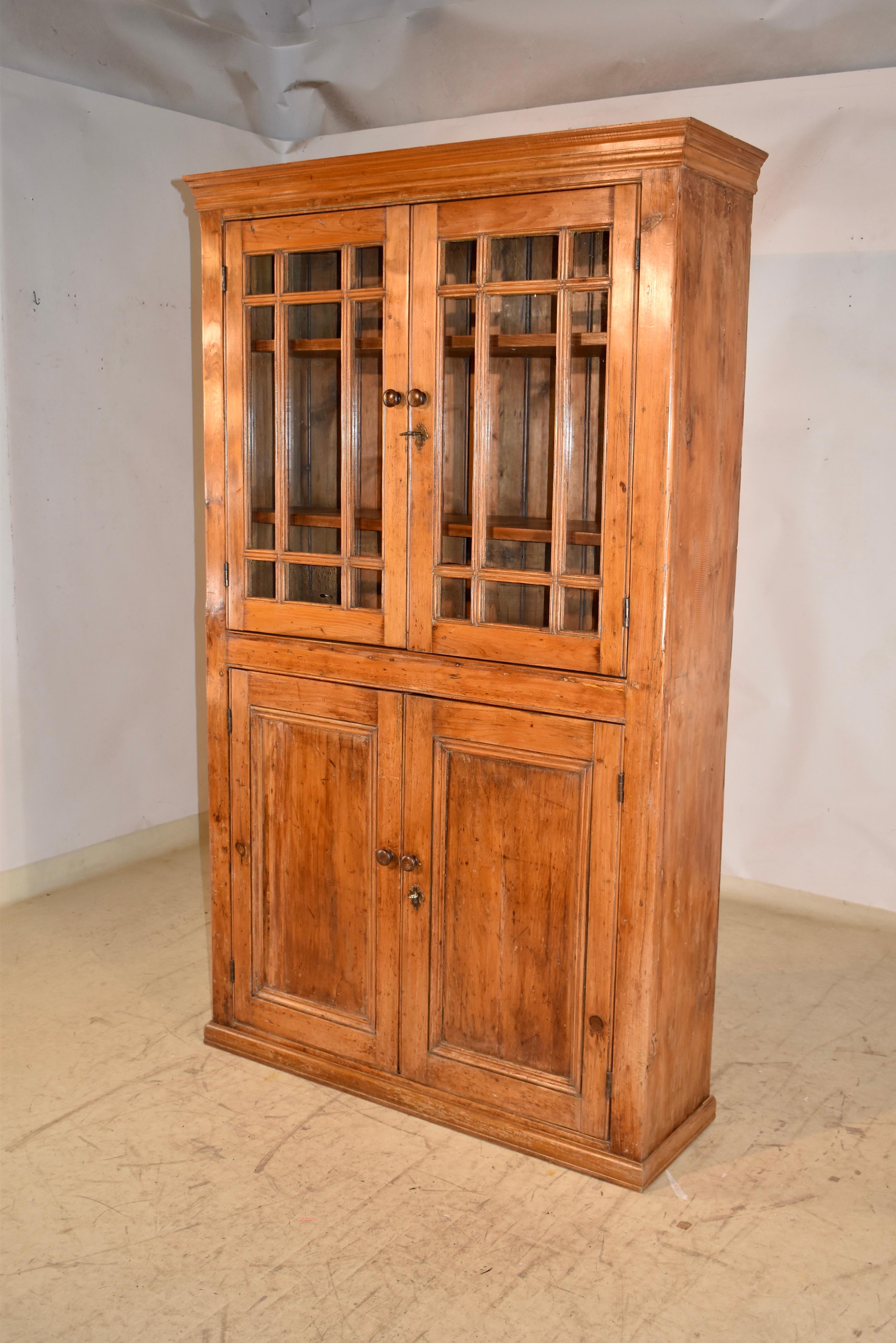 Wandschrank aus irischem Kiefernholz aus dem 18. (Irisch) im Angebot