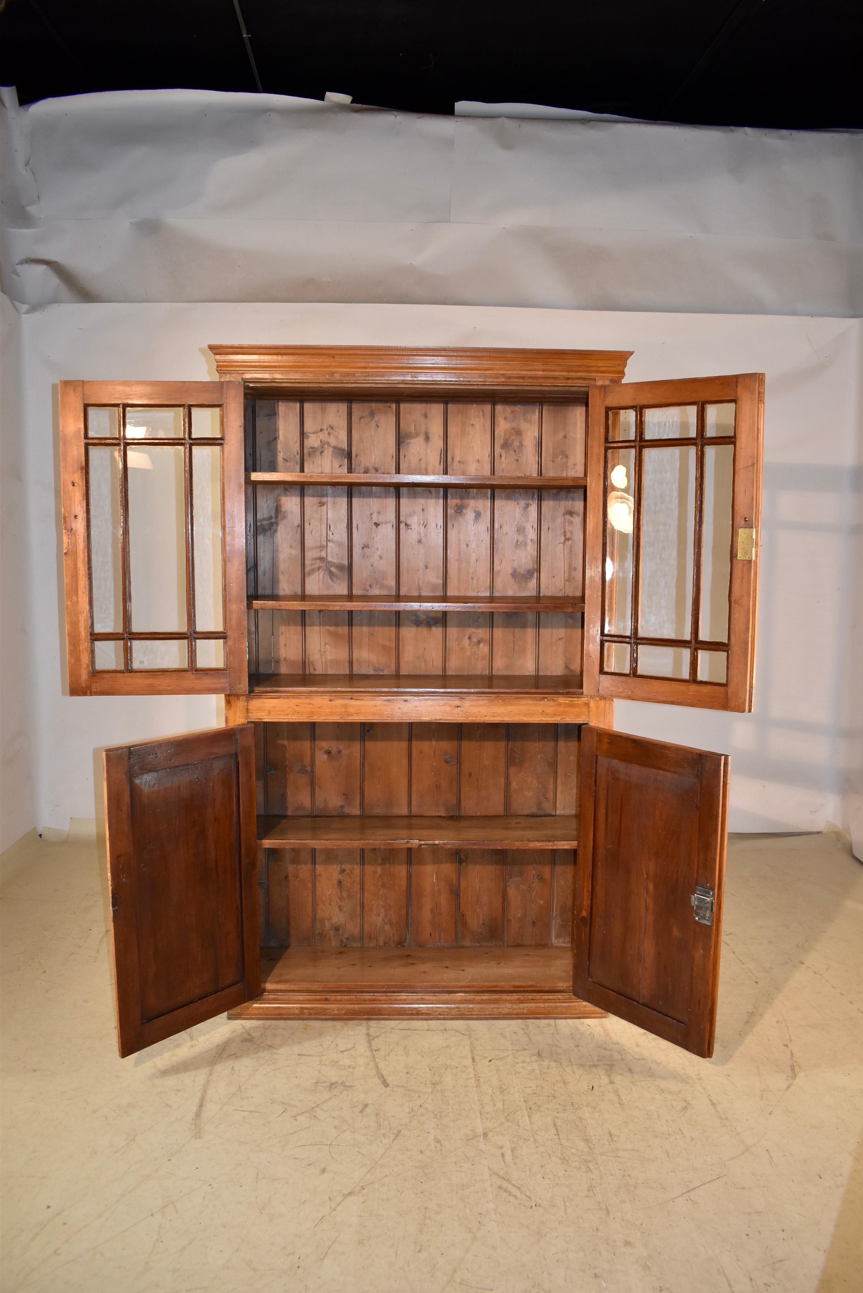 Wandschrank aus irischem Kiefernholz aus dem 18. im Zustand „Gut“ im Angebot in High Point, NC