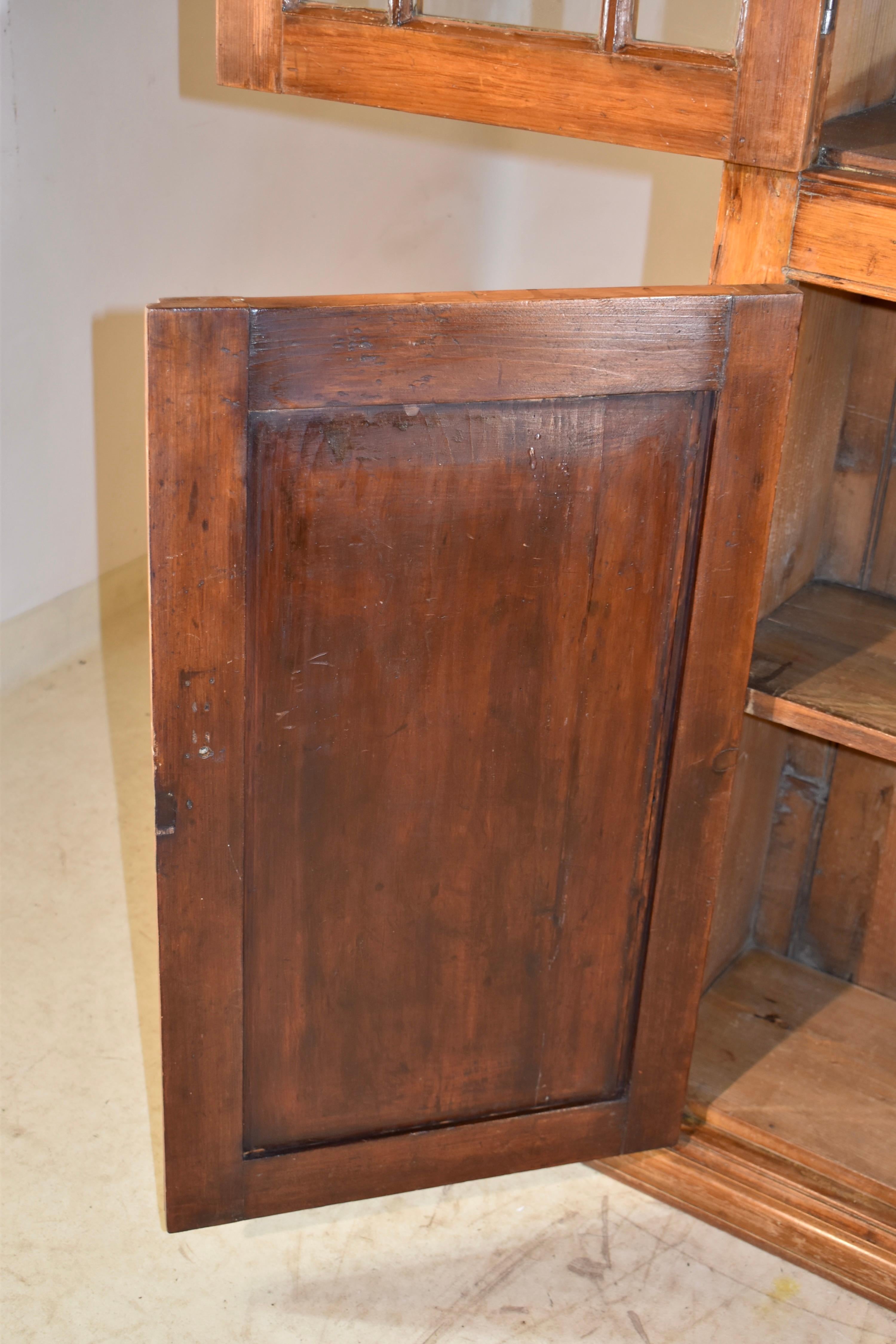 Wandschrank aus irischem Kiefernholz aus dem 18. (18. Jahrhundert und früher) im Angebot