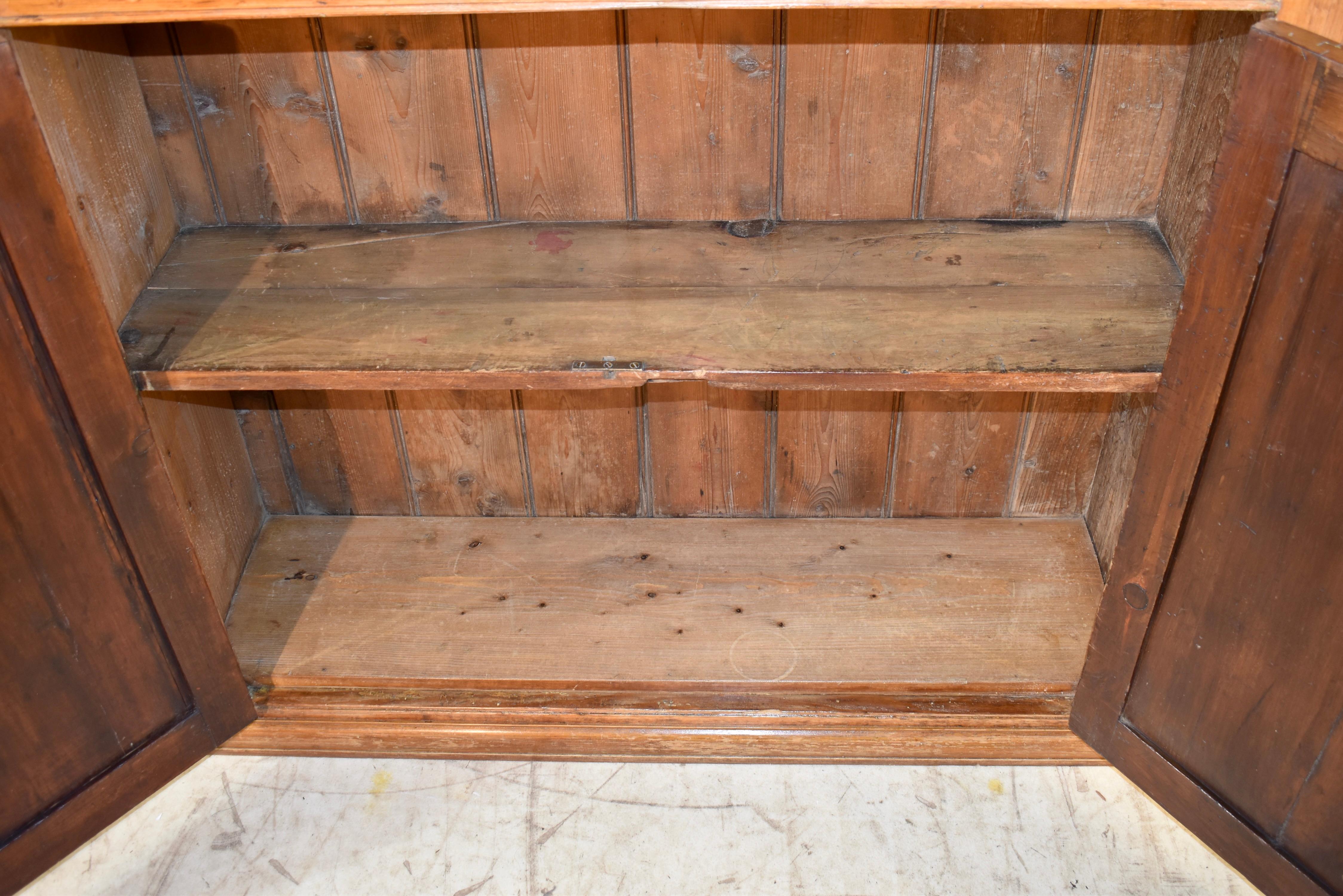 Wandschrank aus irischem Kiefernholz aus dem 18. (Glas) im Angebot