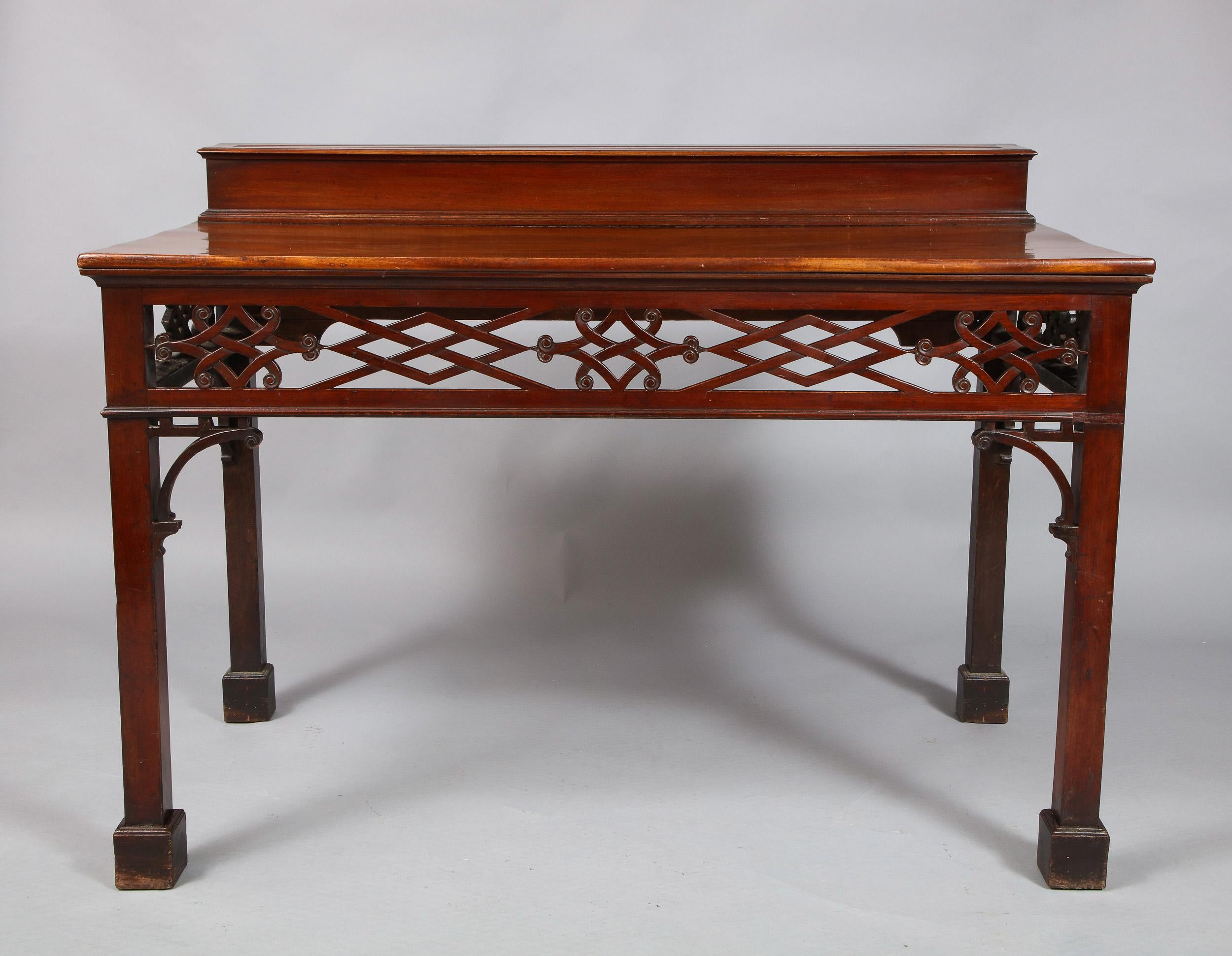 18th Century Irish Serving Table In Good Condition For Sale In Greenwich, CT