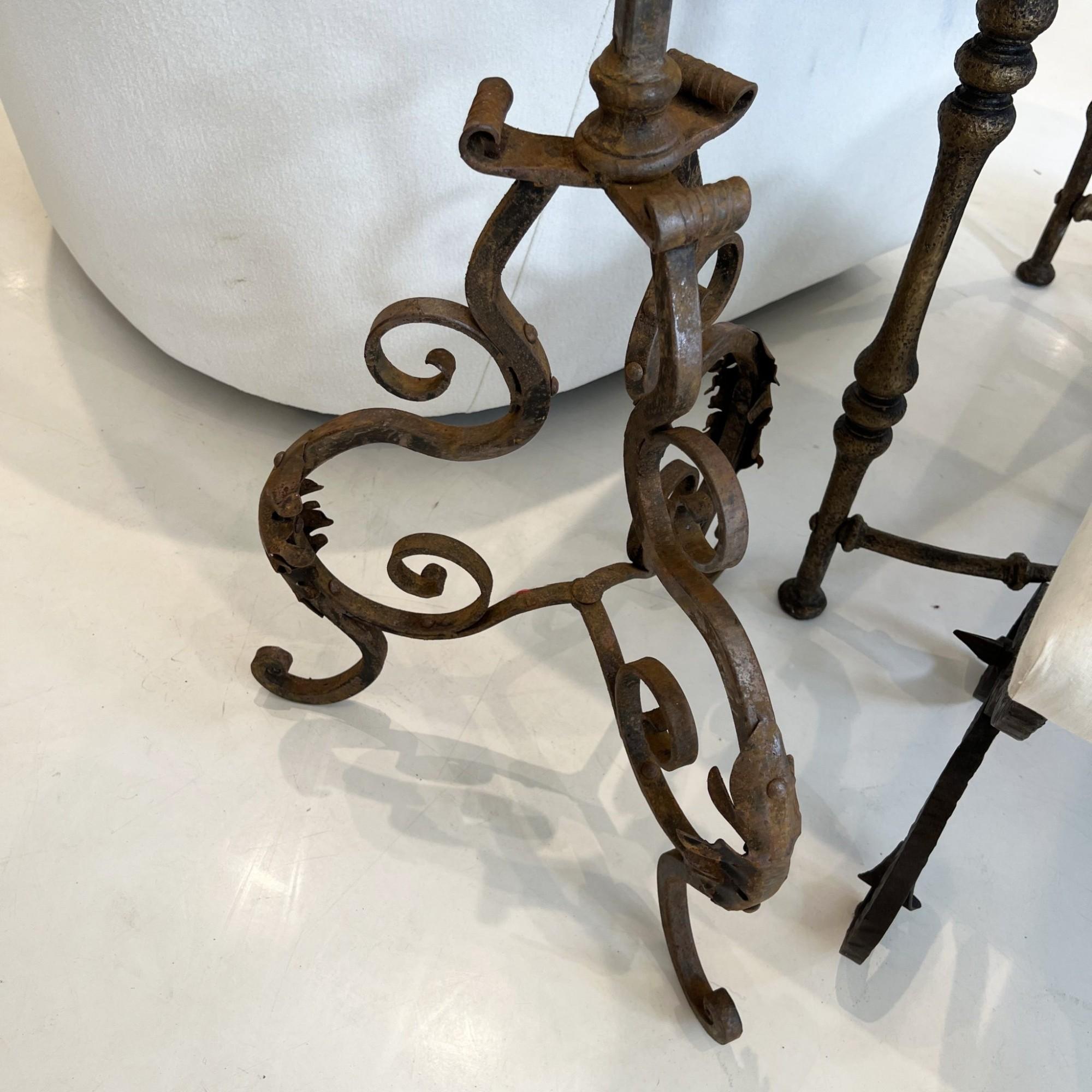 Cette torchère à 4 lumières en fer du XVIIIe siècle est un exemple frappant de l'éclairage européen historique, alliant l'artisanat du vieux monde à l'élégance intemporelle. Sa construction en fer forgé à la main, ses quatre gracieux bras de bougie