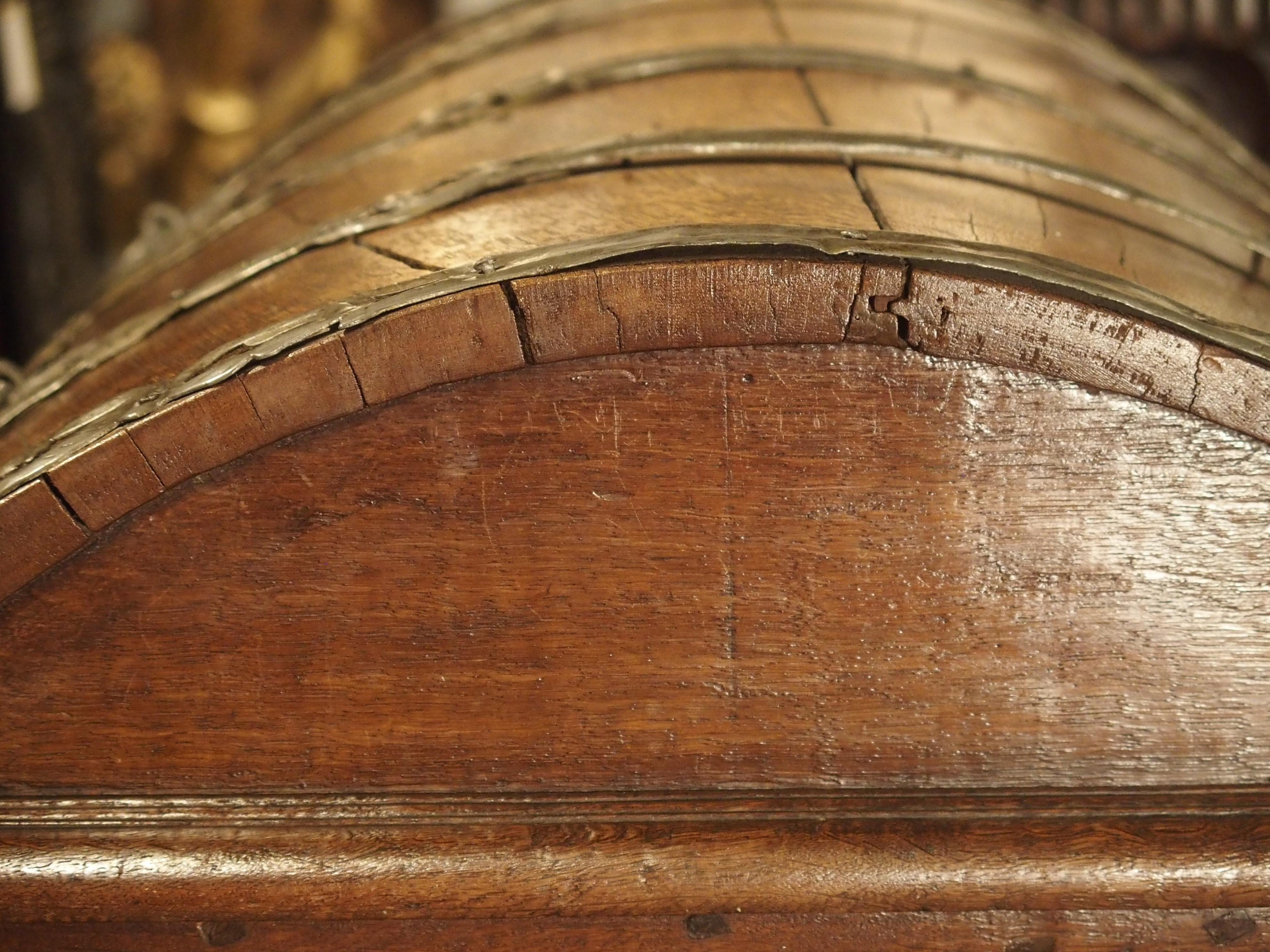 Tronc en chêne bombé du 18e siècle, cerclé de fer en vente 7