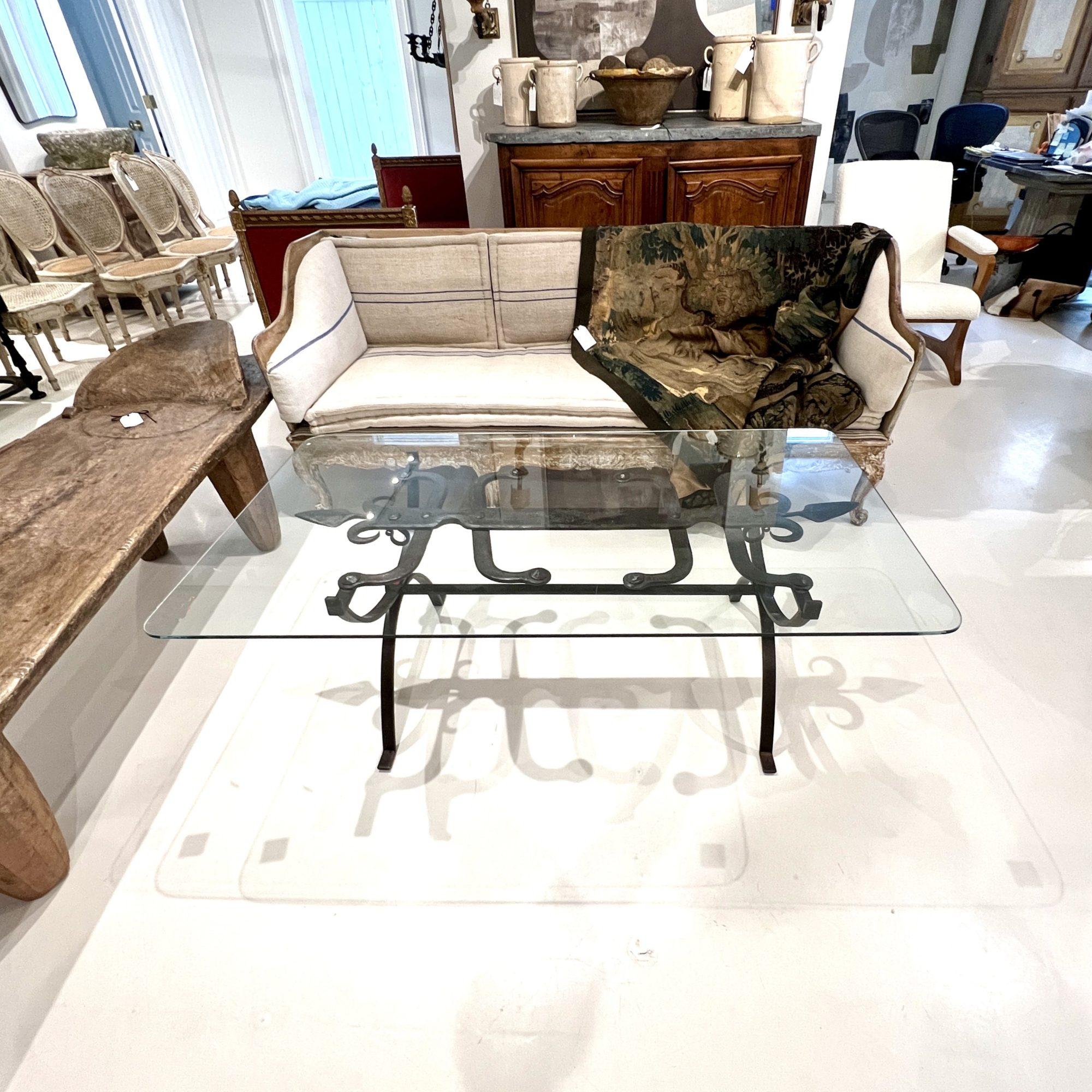 Français Table en fer du 18e siècle avec plateau en verre en vente