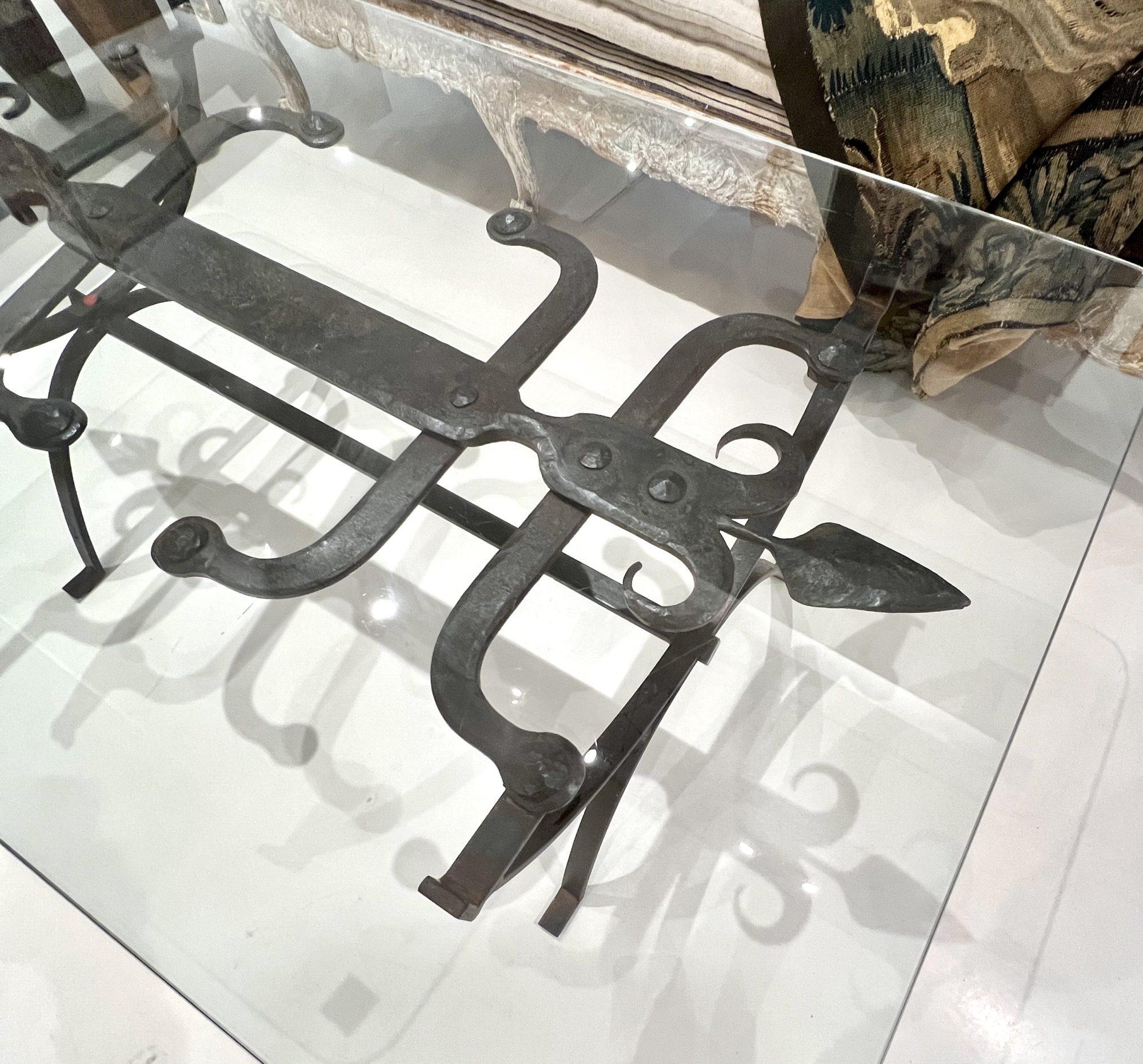 Table en fer du 18e siècle avec plateau en verre État moyen - En vente à New Orleans, LA