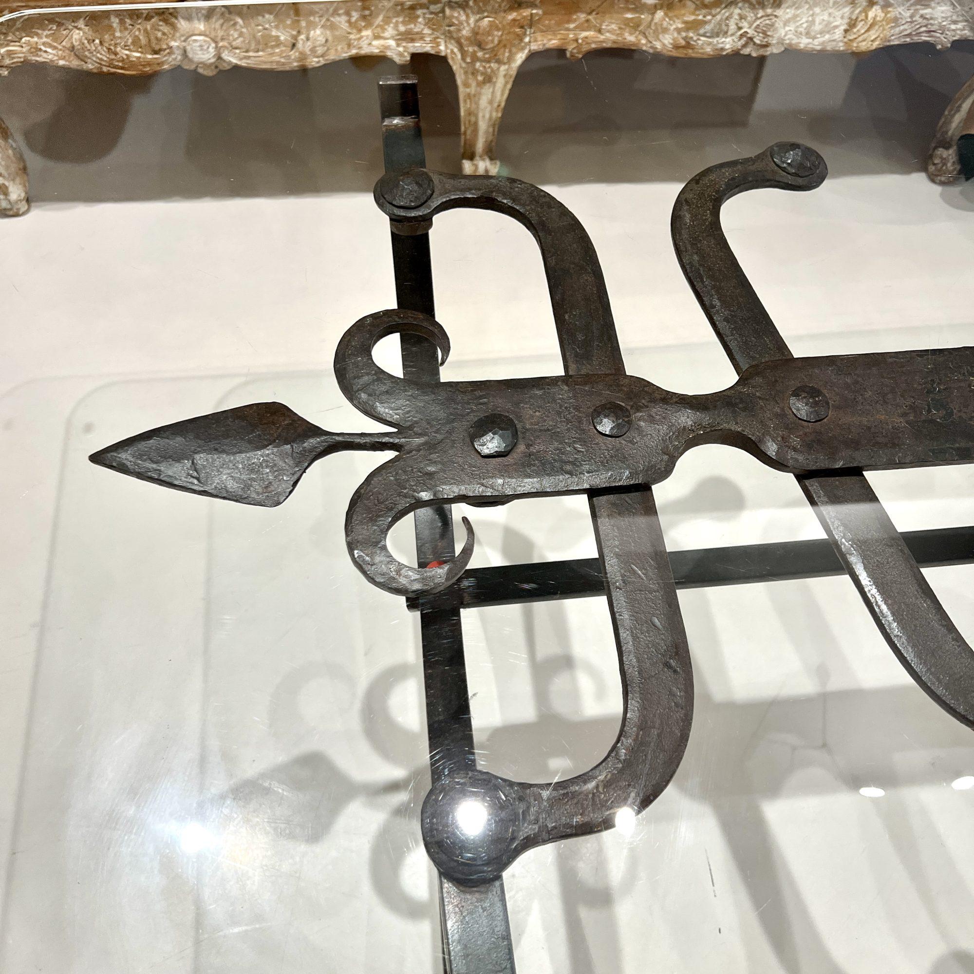 Verre Table en fer du 18e siècle avec plateau en verre en vente