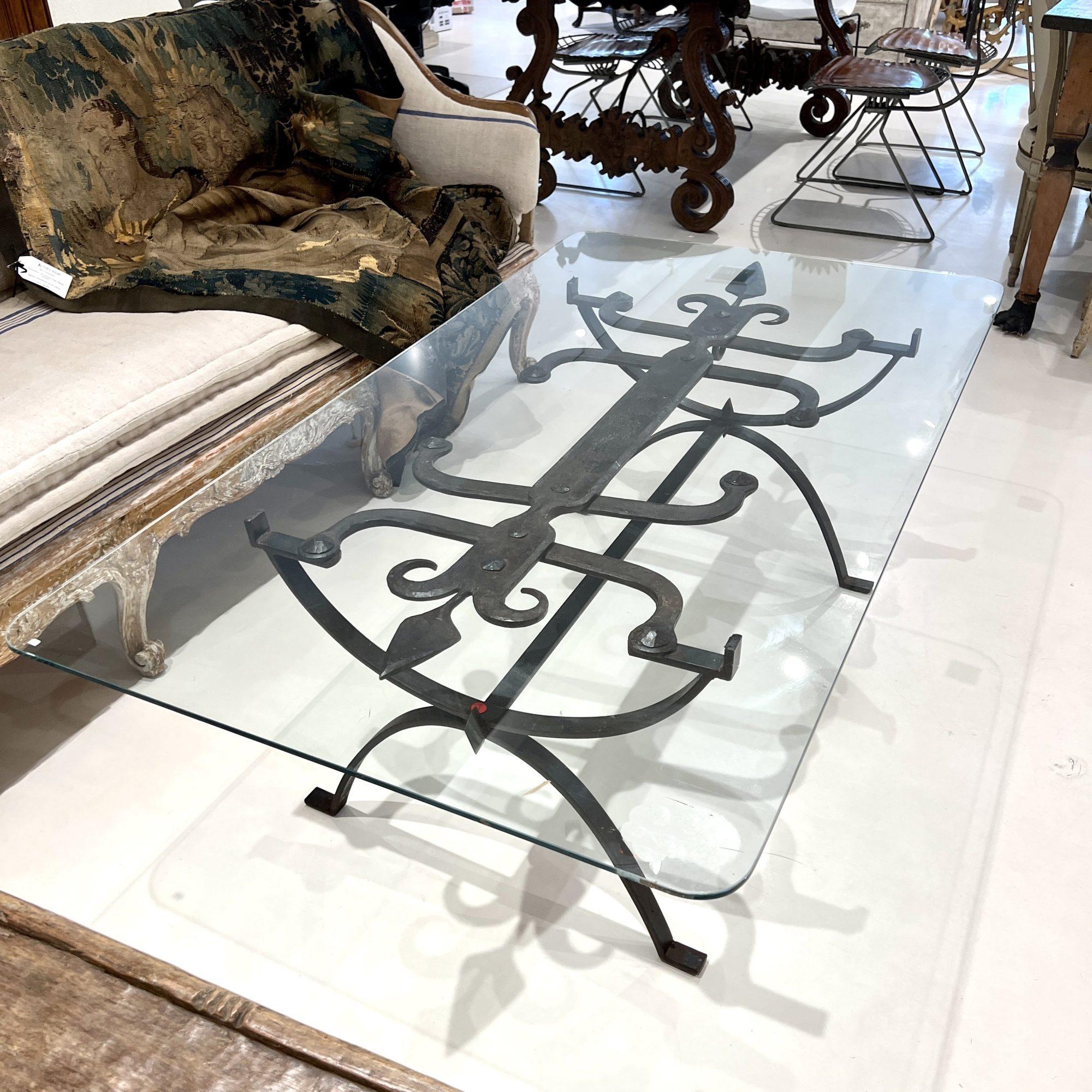 Table en fer du 18e siècle avec plateau en verre en vente 1