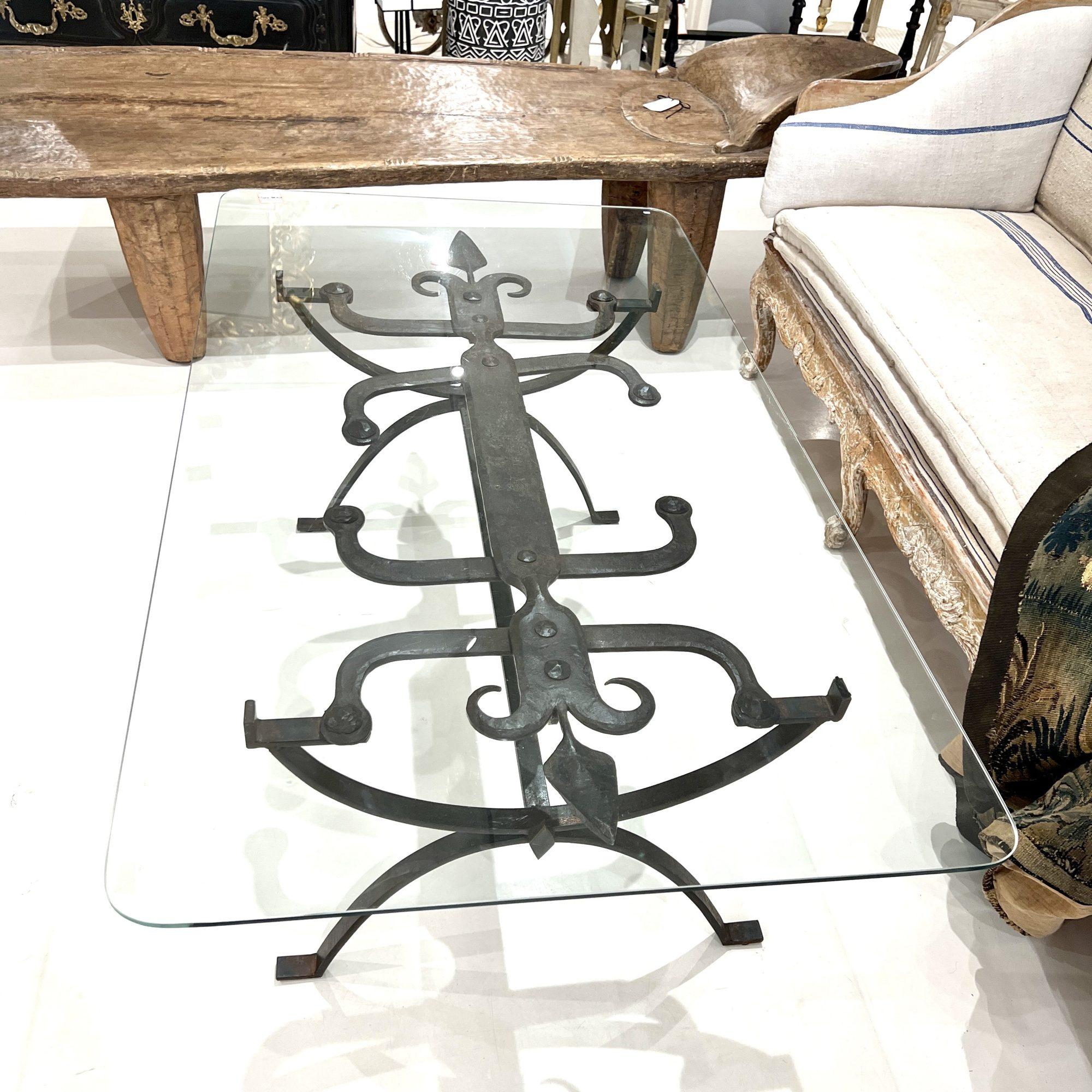 Table en fer du 18e siècle avec plateau en verre en vente 3