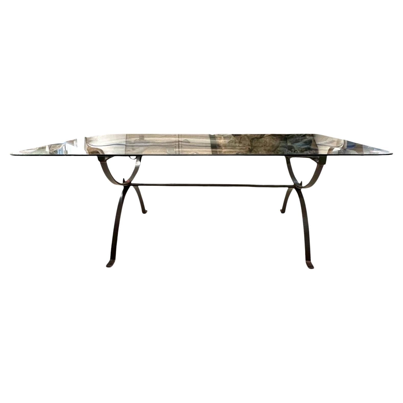 Table en fer du 18e siècle avec plateau en verre en vente