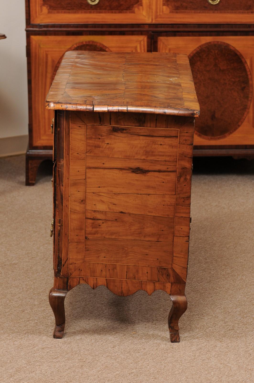 18th Century Italian 3-Drawer Commode in Olivewood with Cabriole Legs For Sale 9