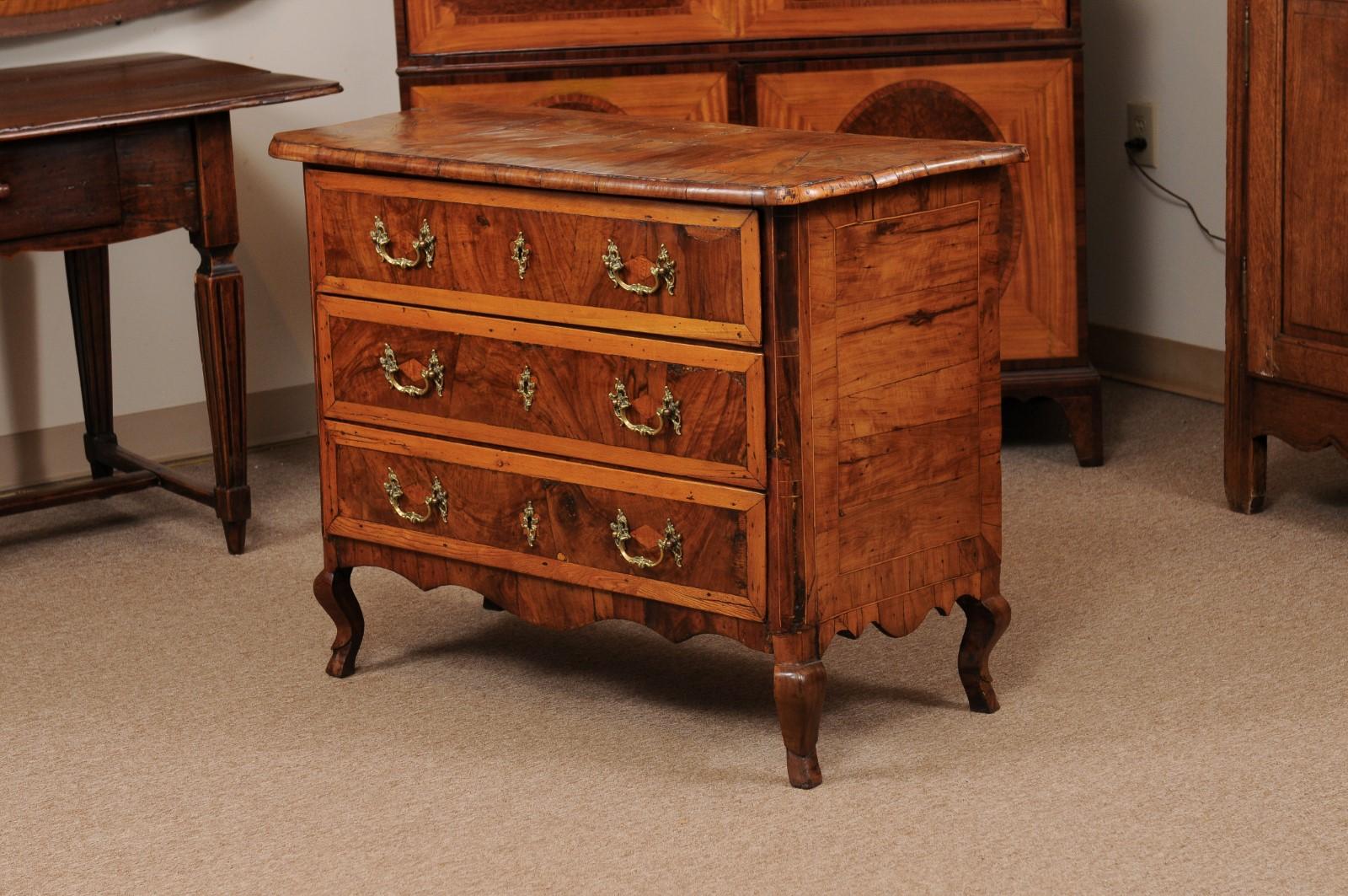 18th Century Italian 3-Drawer Commode in Olivewood with Cabriole Legs For Sale 10