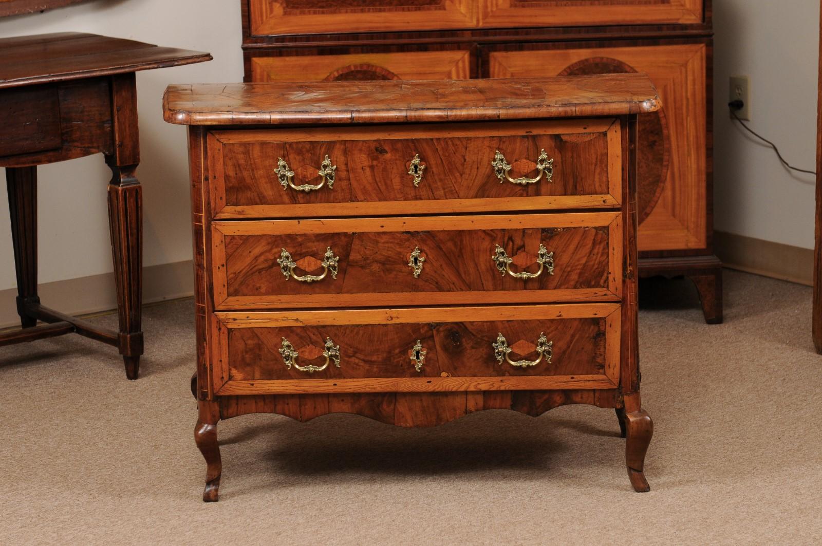 18th Century Italian 3-Drawer Commode in Olivewood with Cabriole Legs For Sale 11