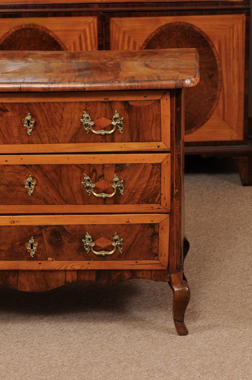 18th Century Italian 3-Drawer Commode in Olivewood with Cabriole Legs For Sale 12