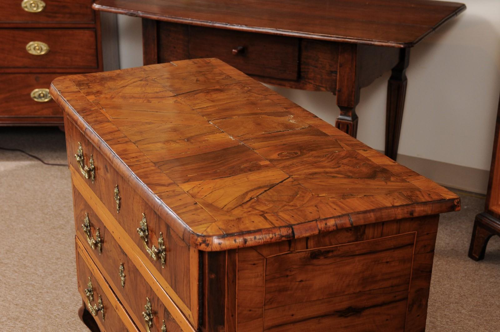 18th Century Italian 3-Drawer Commode in Olivewood with Cabriole Legs For Sale 13