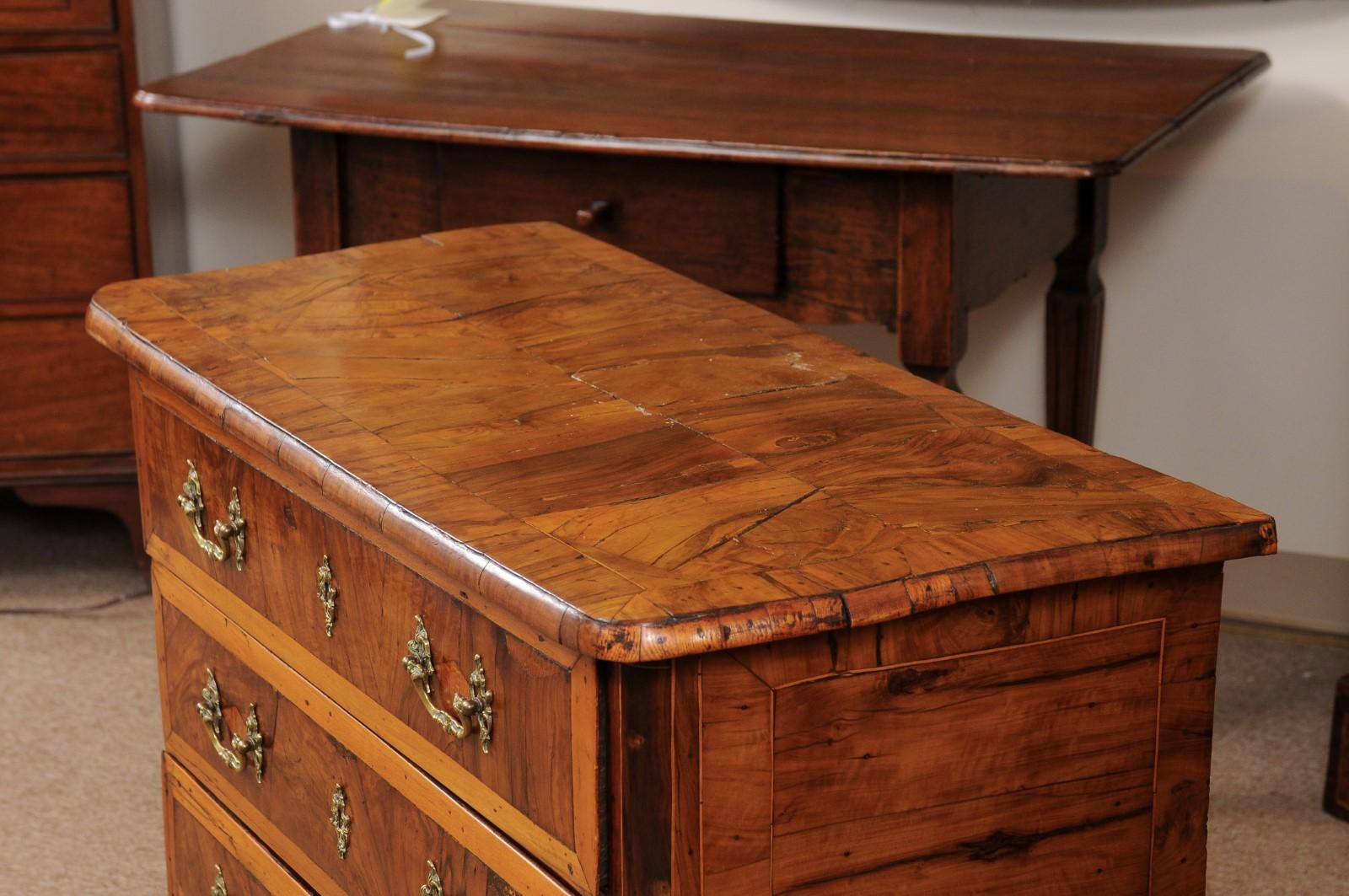 18th Century Italian 3-Drawer Commode in Olivewood with Cabriole Legs For Sale 14