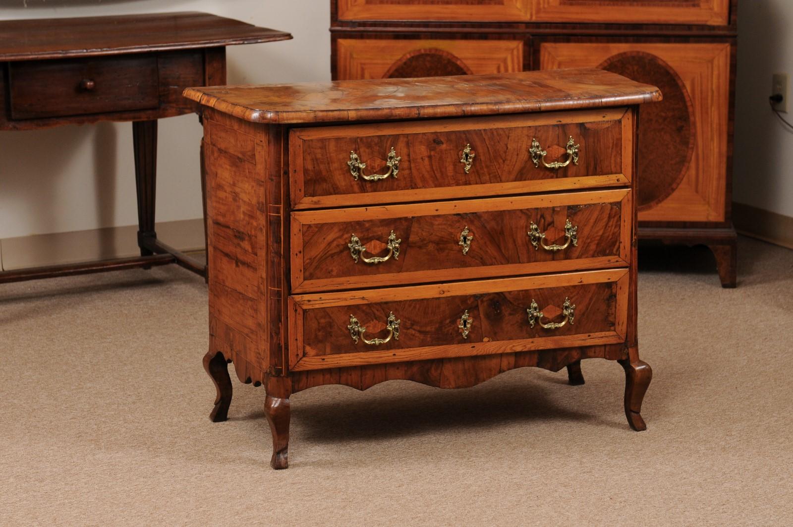 18th Century Italian 3-Drawer Commode in Olivewood with Cabriole Legs In Good Condition For Sale In Atlanta, GA